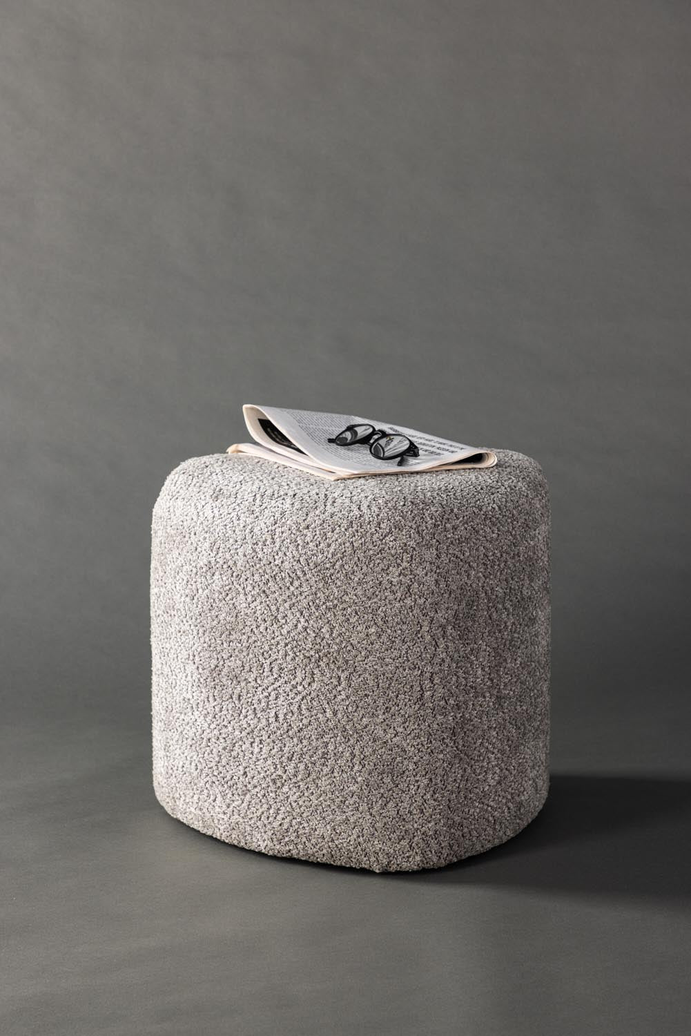 Peg Pouf in Grau präsentiert im Onlineshop von KAQTU Design AG. Pouf ist von Venture Home