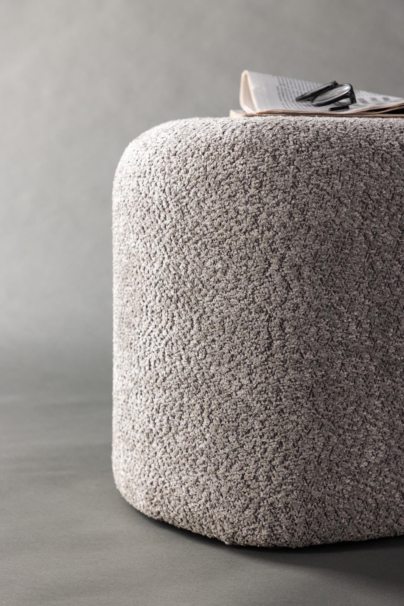 Der Peg Pouf von Venture Home ist ein elegantes, vielseitiges Möbelstück aus luxuriösem Samt, das jedem Raum Farbe und Komfort verleiht.
