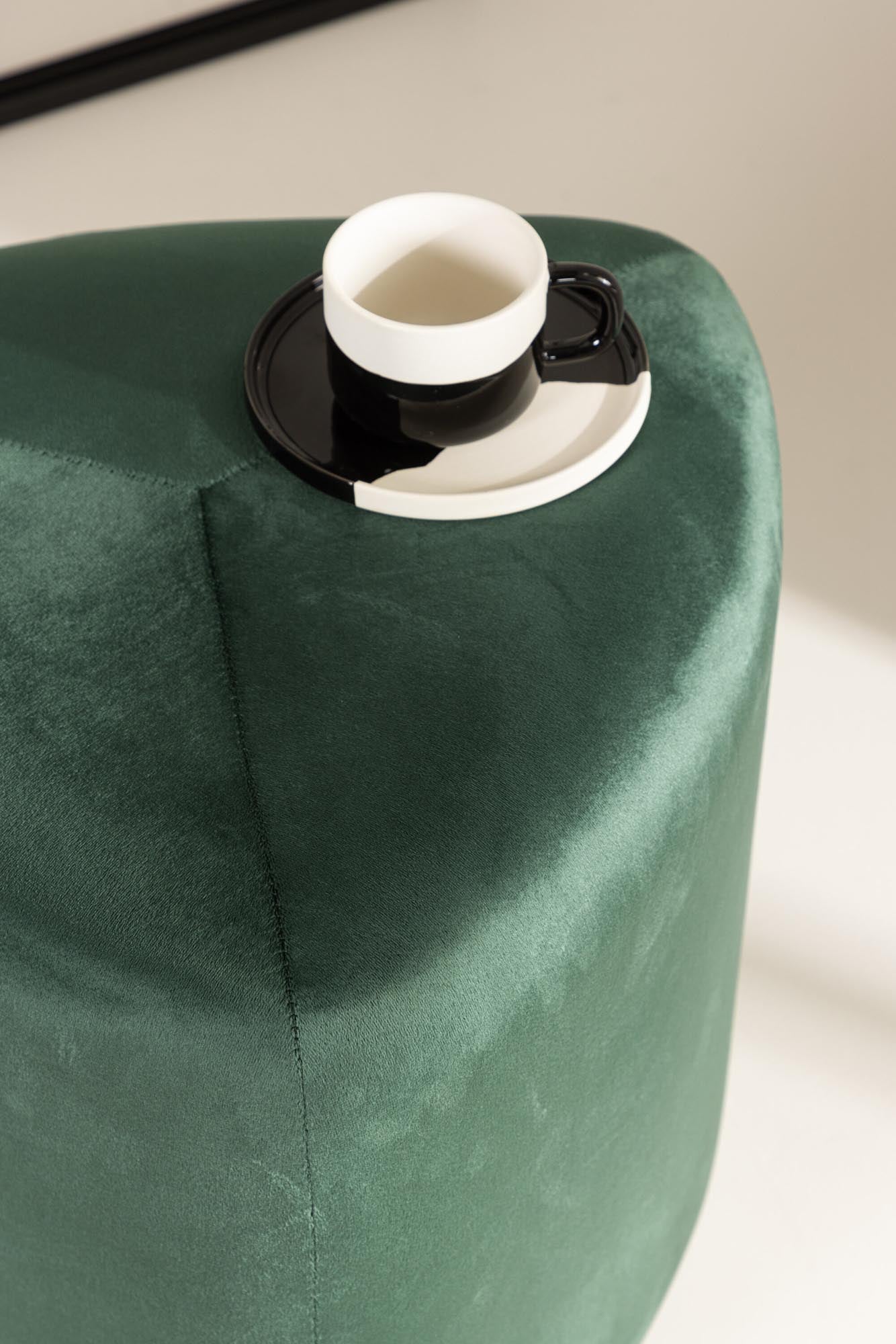 Der Peg Pouf von Venture Home ist ein stilvoller, kompakter Samtpouf (40x46 cm), ideal für Flur und Wohnzimmer. Er vereint Komfort und Eleganz.