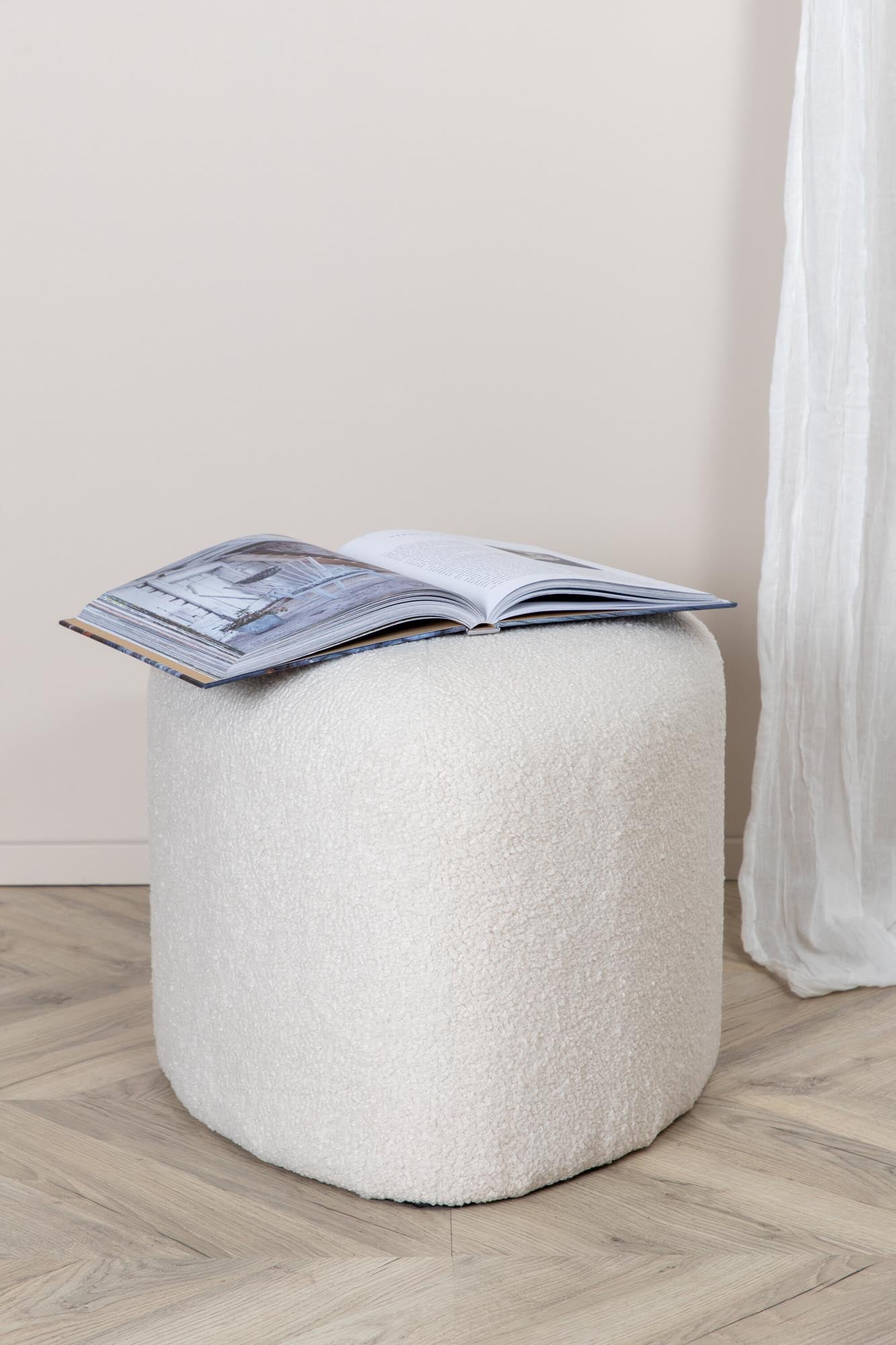 Peg Ottoman / Pouf in Weiss präsentiert im Onlineshop von KAQTU Design AG. Pouf ist von Venture Home