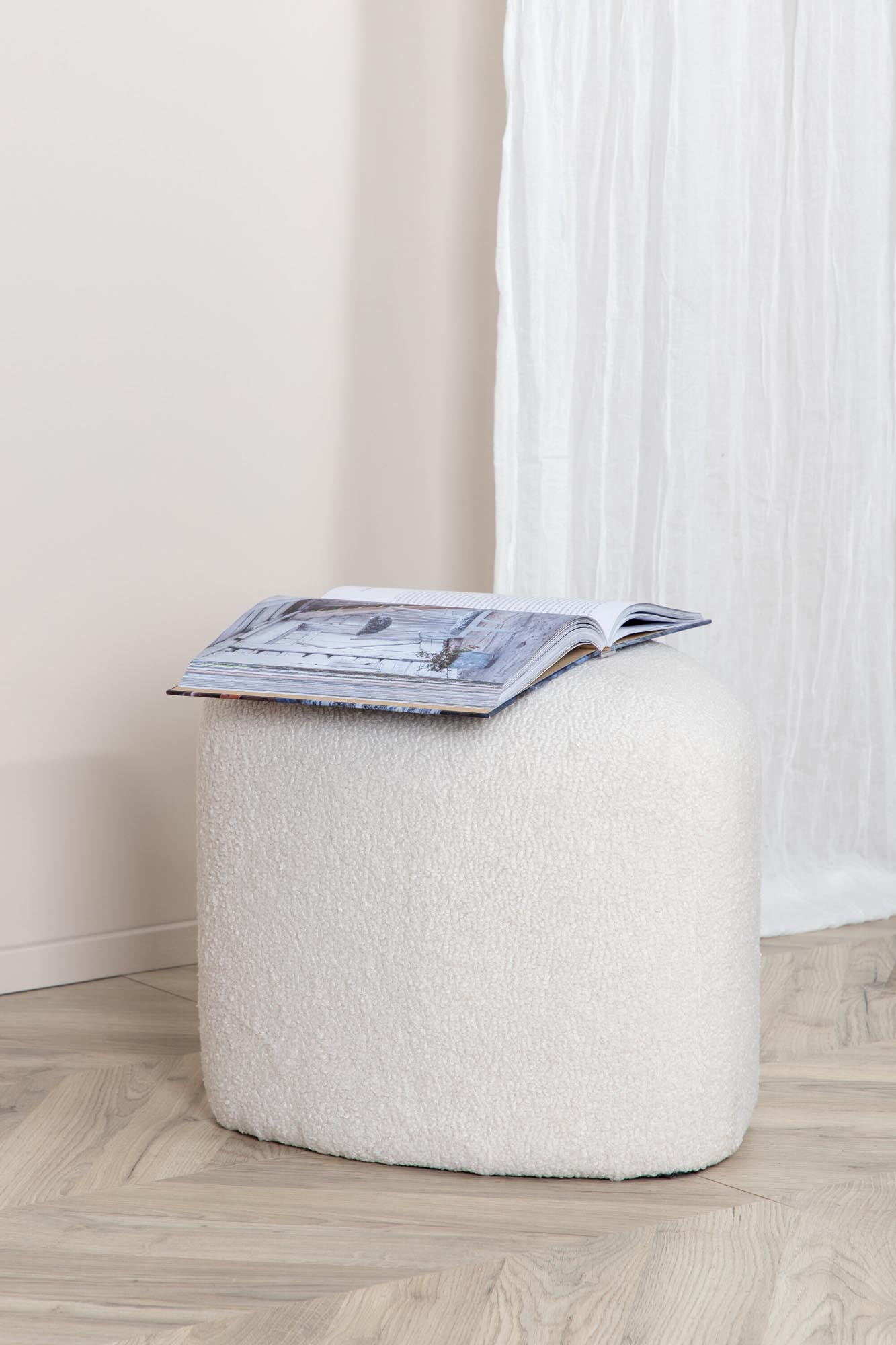 Peg Ottoman / Pouf in Weiss präsentiert im Onlineshop von KAQTU Design AG. Pouf ist von Venture Home