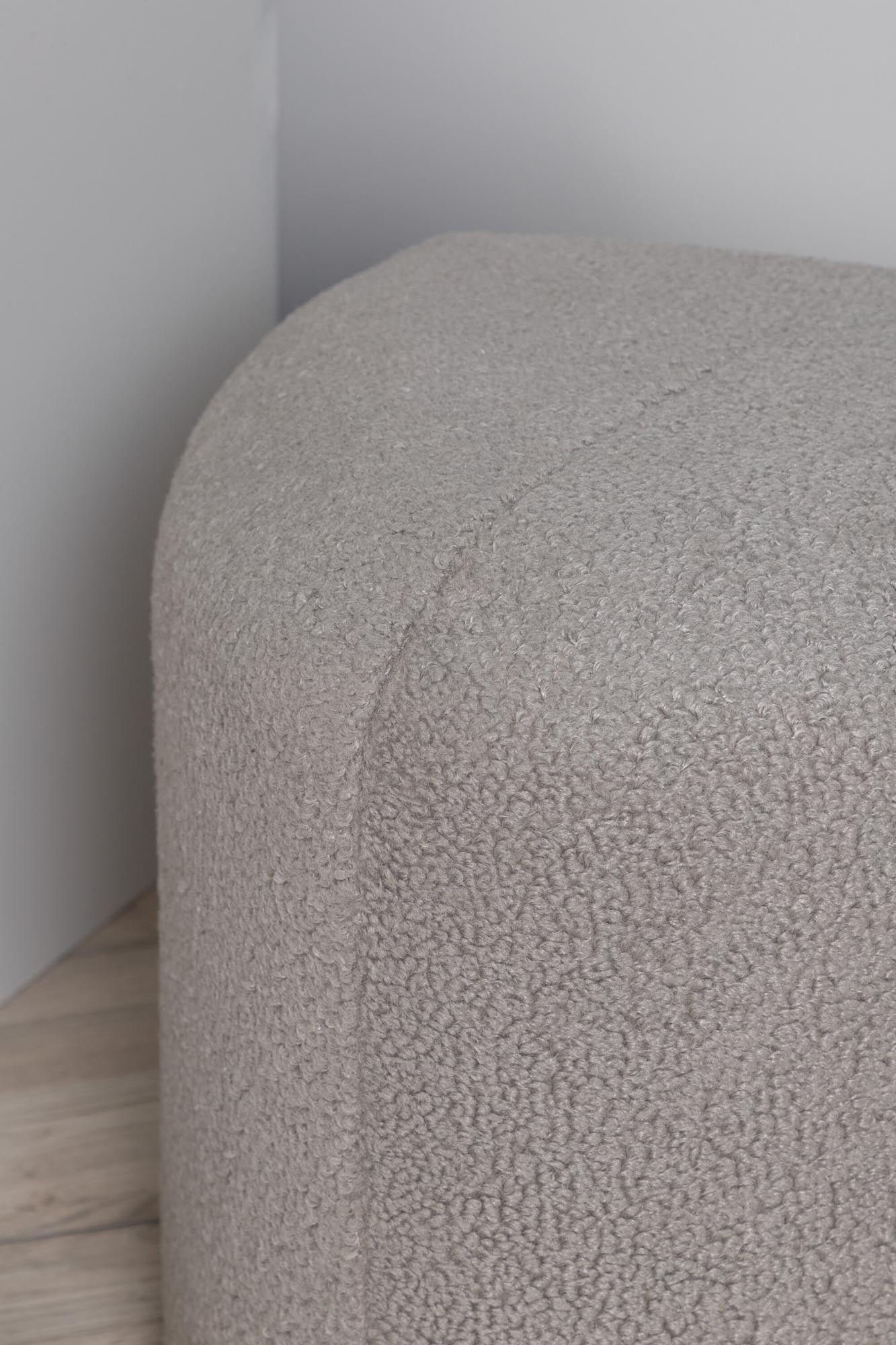 Peg Ottoman / Pouf in Grau präsentiert im Onlineshop von KAQTU Design AG. Pouf ist von Venture Home