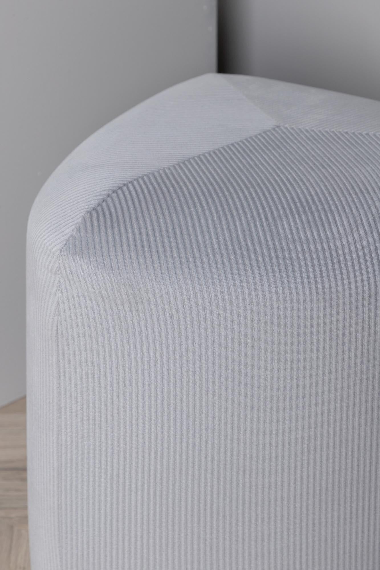 Peg Ottoman / Pouf in Grau präsentiert im Onlineshop von KAQTU Design AG. Pouf ist von Venture Home