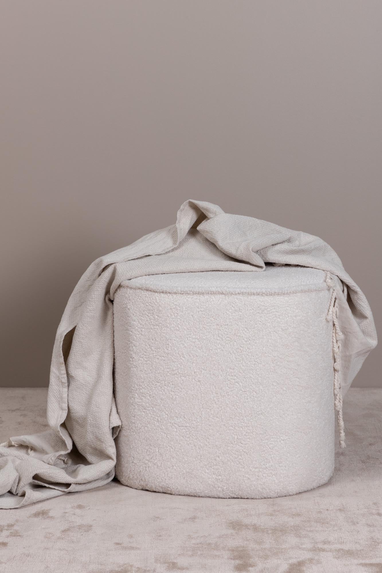 Piff Ottoman / Pouf in Weiss präsentiert im Onlineshop von KAQTU Design AG. Pouf ist von Venture Home