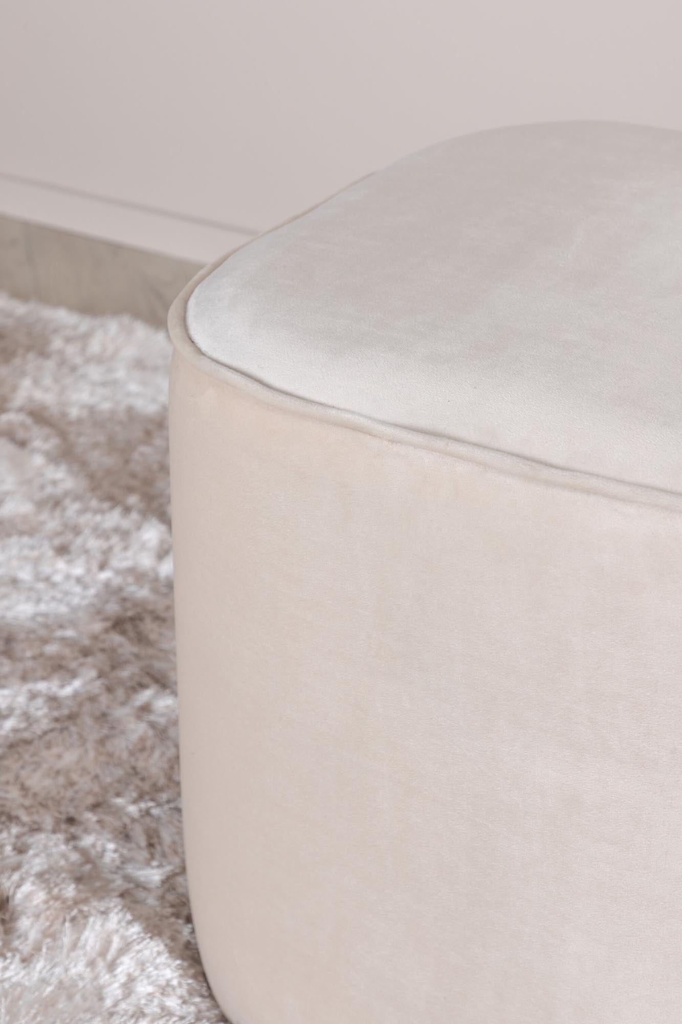 Piff Ottoman / Pouf in Weiss präsentiert im Onlineshop von KAQTU Design AG. Pouf ist von Venture Home