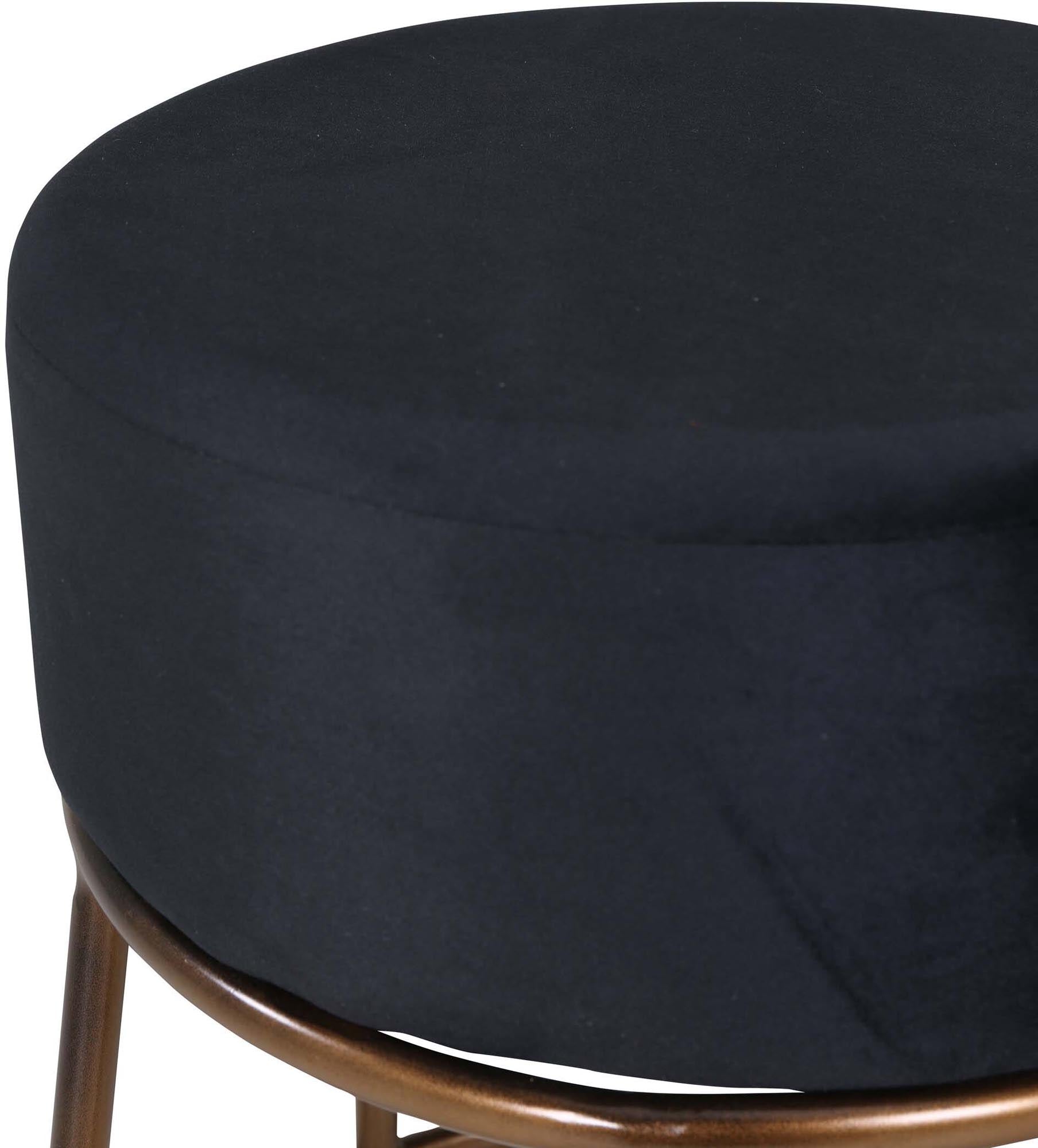 Entdecken Sie den eleganten Petra Pouf von Venture Home – ein vielseitiges Möbelstück aus luxuriösem Samt, ideal für jeden Raum.