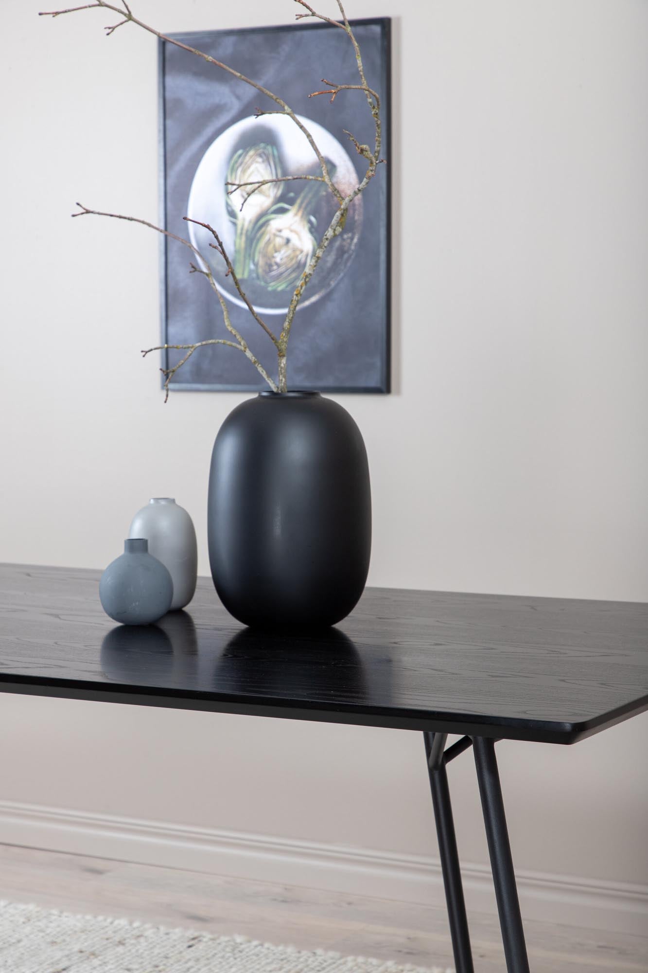 Entdecken Sie den stilvollen Petra Tisch von Venture Home: Robuste MDF-Oberfläche, elegante Eisenbeine, perfekt für gesellige Abende und modernes Wohnen.