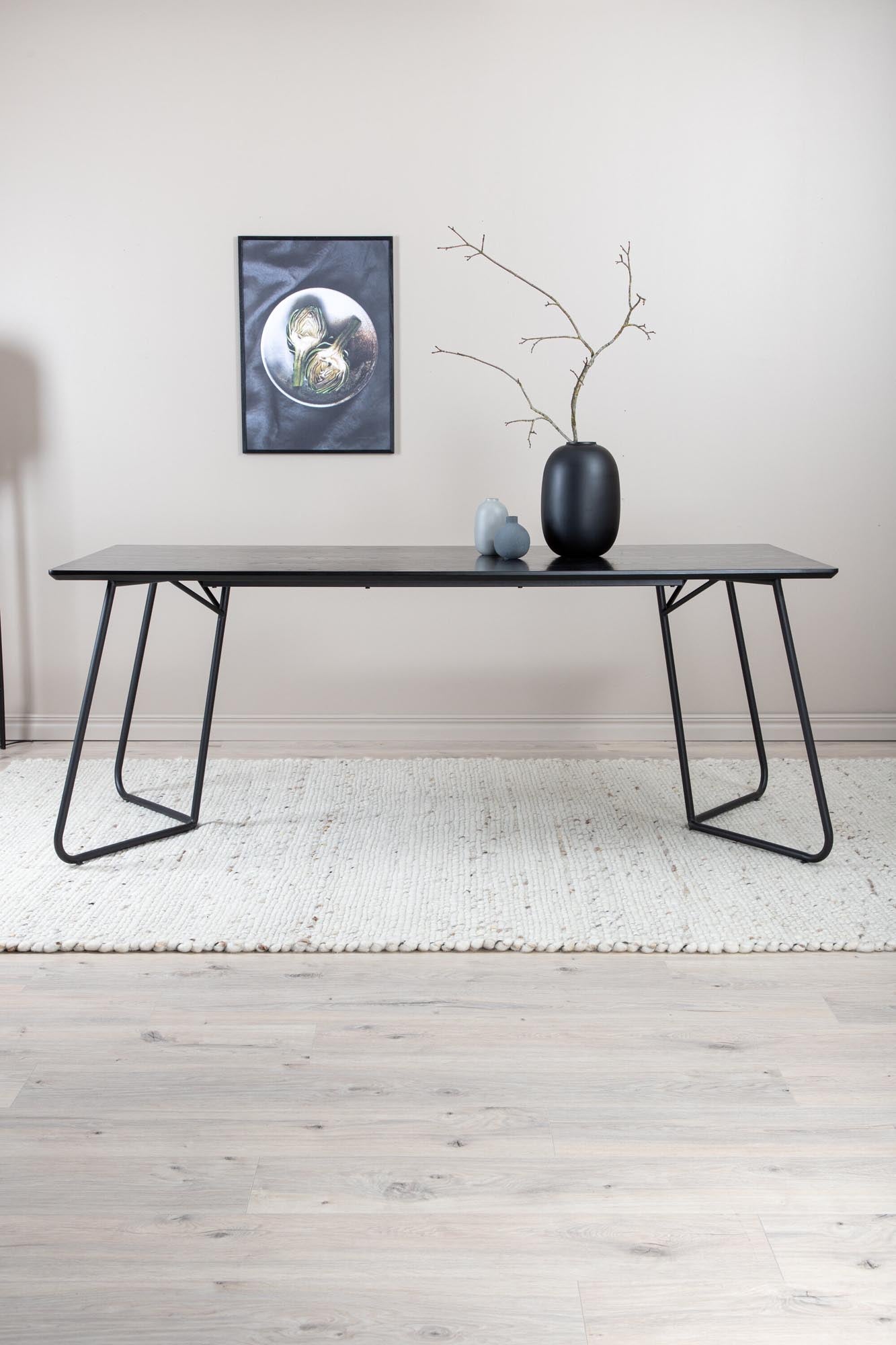 Petra Tisch in Schwarz präsentiert im Onlineshop von KAQTU Design AG. Esstisch ist von Venture Home