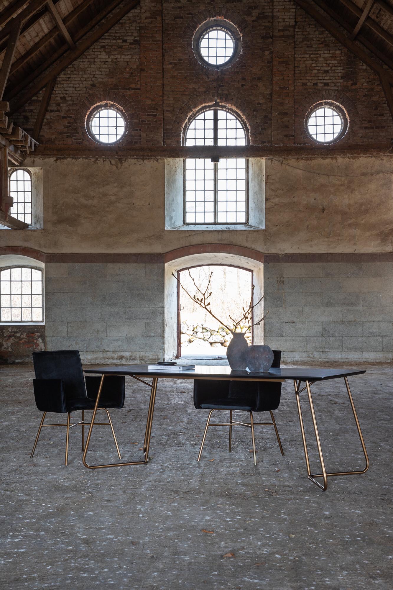 Petra Tisch in Schwarz / Kupfer präsentiert im Onlineshop von KAQTU Design AG. Esstisch ist von Venture Home
