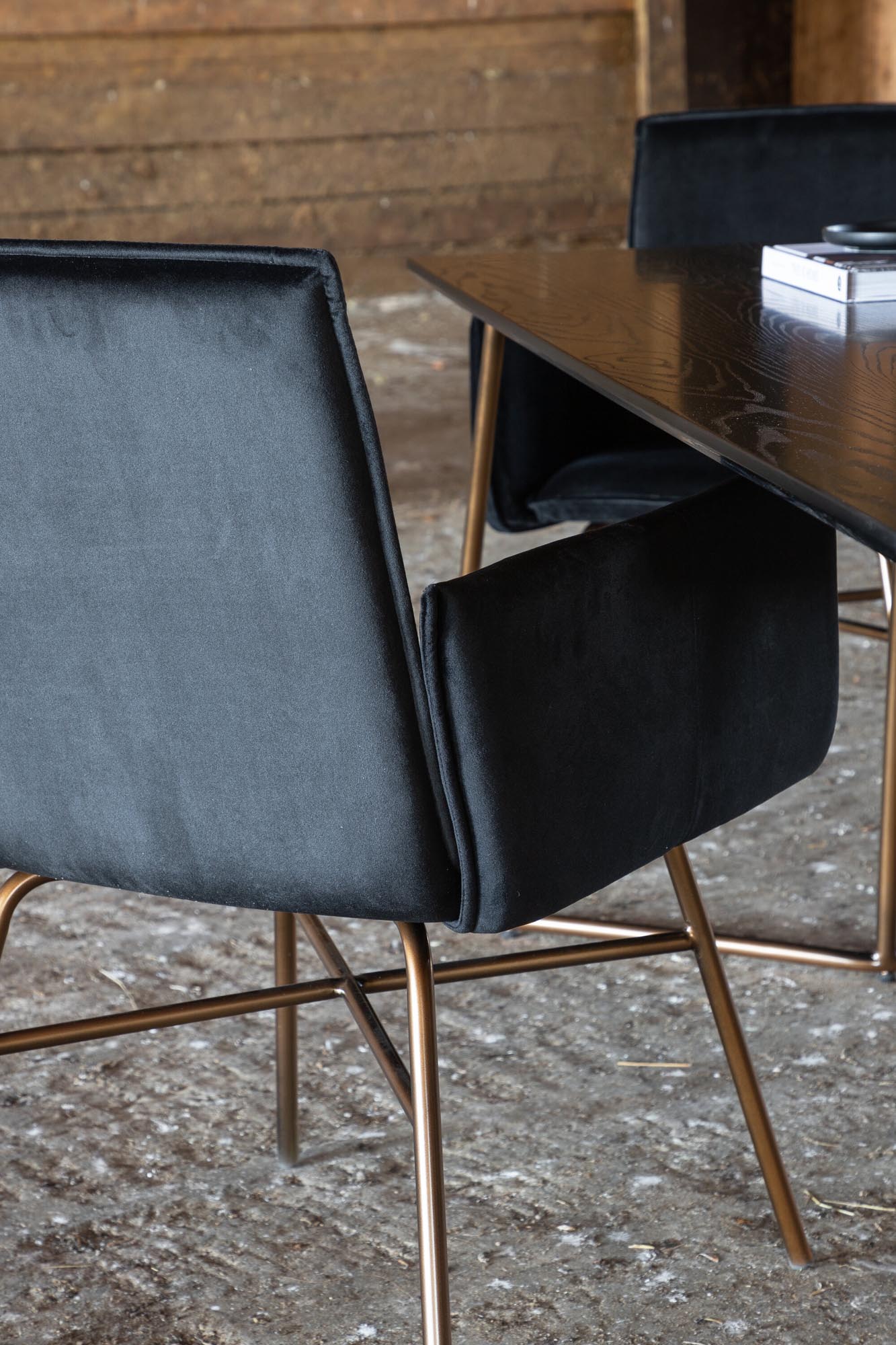 Petra Tisch in Schwarz / Kupfer präsentiert im Onlineshop von KAQTU Design AG. Esstisch ist von Venture Home
