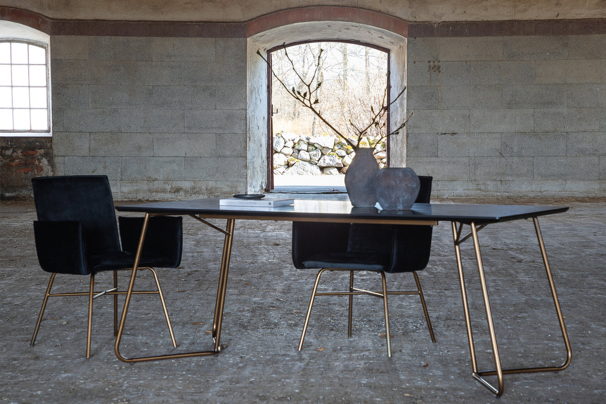 Petra Tisch in Schwarz / Kupfer präsentiert im Onlineshop von KAQTU Design AG. Esstisch ist von Venture Home