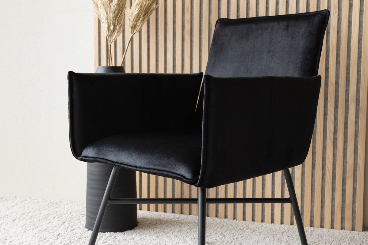 Petra Stuhl in Schwarz präsentiert im Onlineshop von KAQTU Design AG. Stuhl mit Armlehne ist von Venture Home