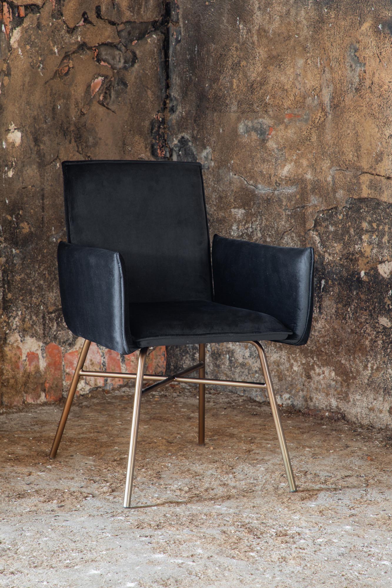 Petra Stuhl in Schwarz / Kupfer präsentiert im Onlineshop von KAQTU Design AG. Stuhl mit Armlehne ist von Venture Home