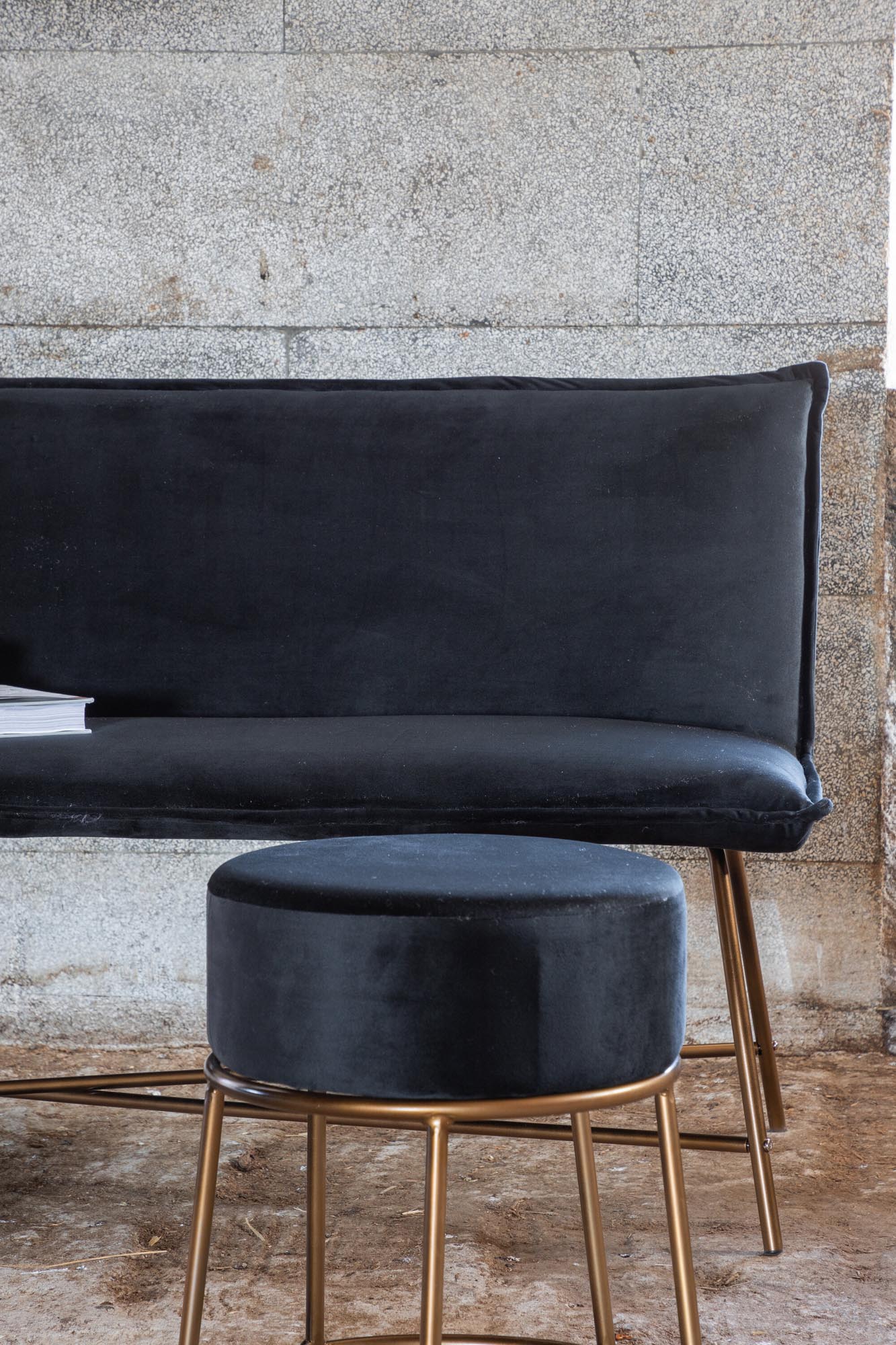 Elegantes 3er Sofa von Venture Home mit luxuriösem Samtbezug und modernen kupferfarbenen Beinen. Ideal für stilvolle Wohnzimmer.