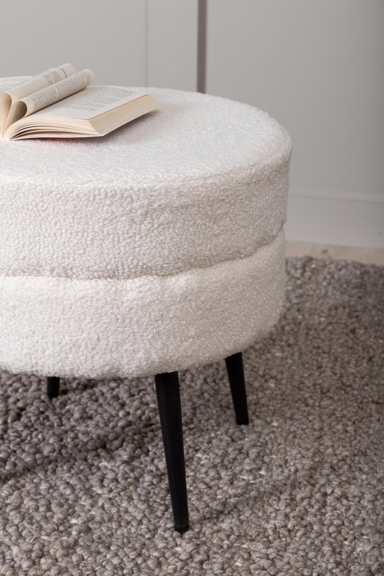 Pot Ottoman / Pouf in Weiss präsentiert im Onlineshop von KAQTU Design AG. Pouf ist von Venture Home