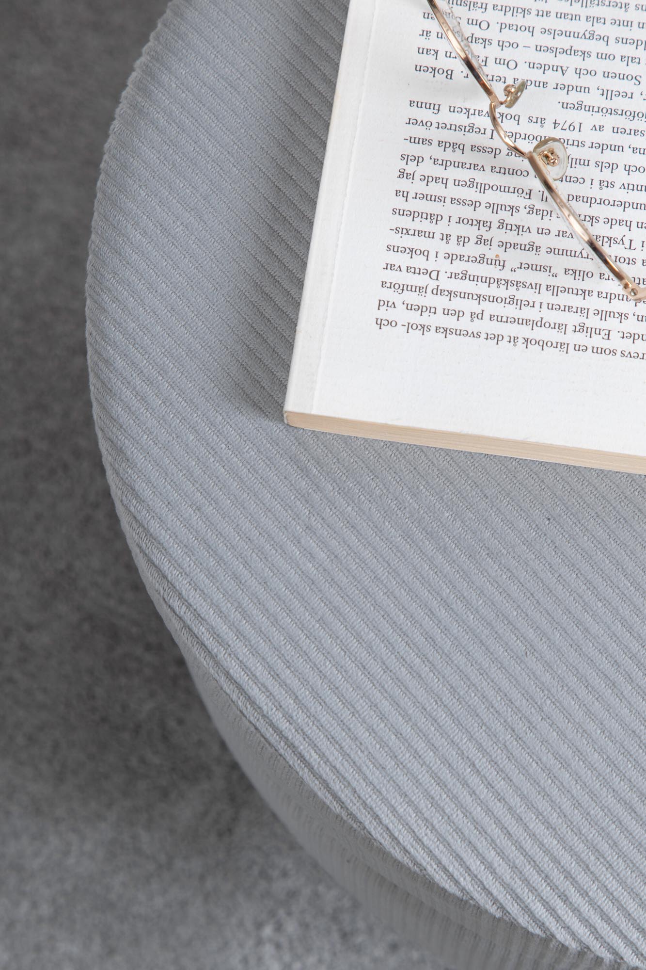 Pot Ottoman / Pouf in Grau präsentiert im Onlineshop von KAQTU Design AG. Pouf ist von Venture Home