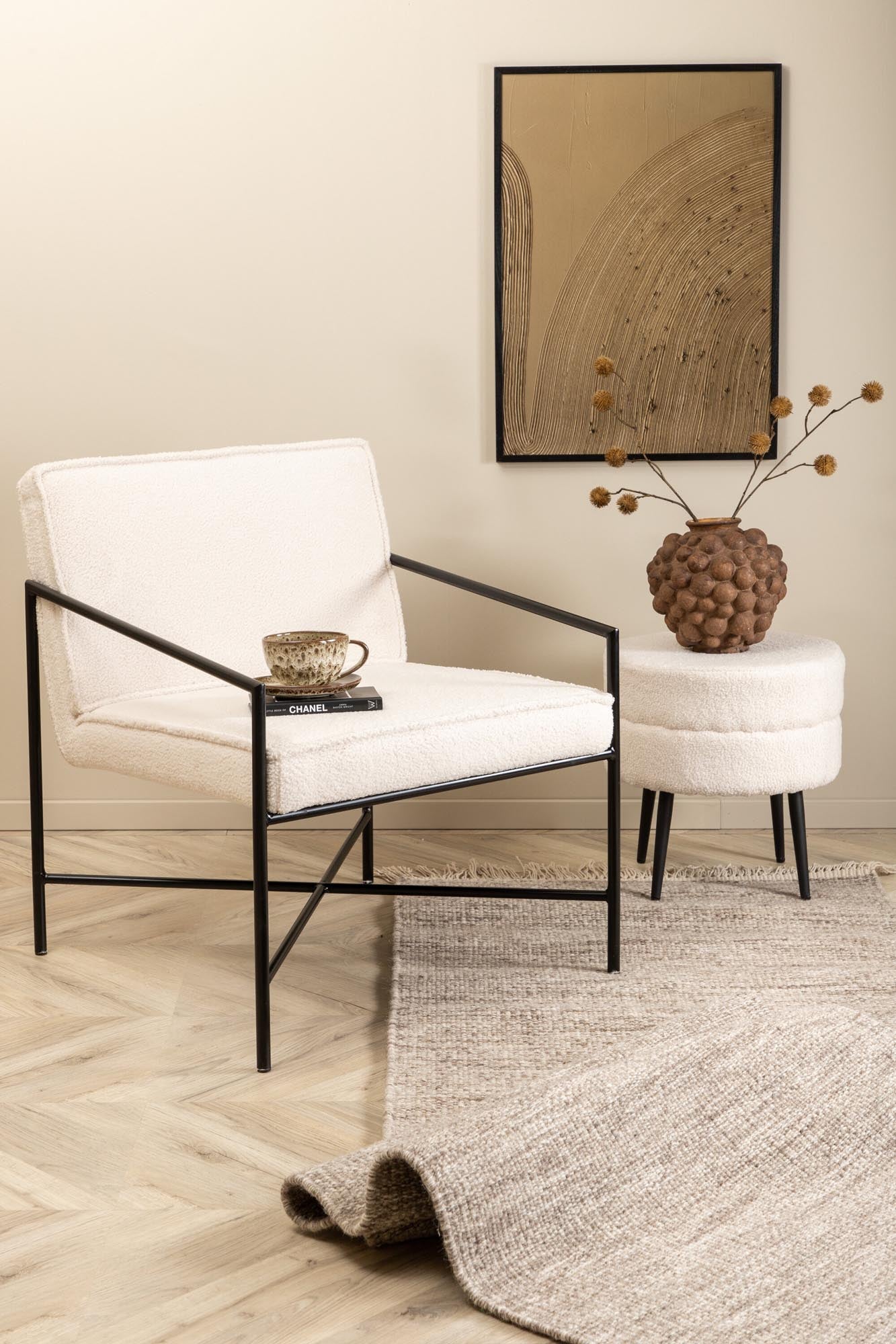 Rakel Sessel von Venture Home: Moderner skandinavischer Stil mit kuscheligem Teddy-Stoff für höchsten Komfort und einladende Atmosphäre.