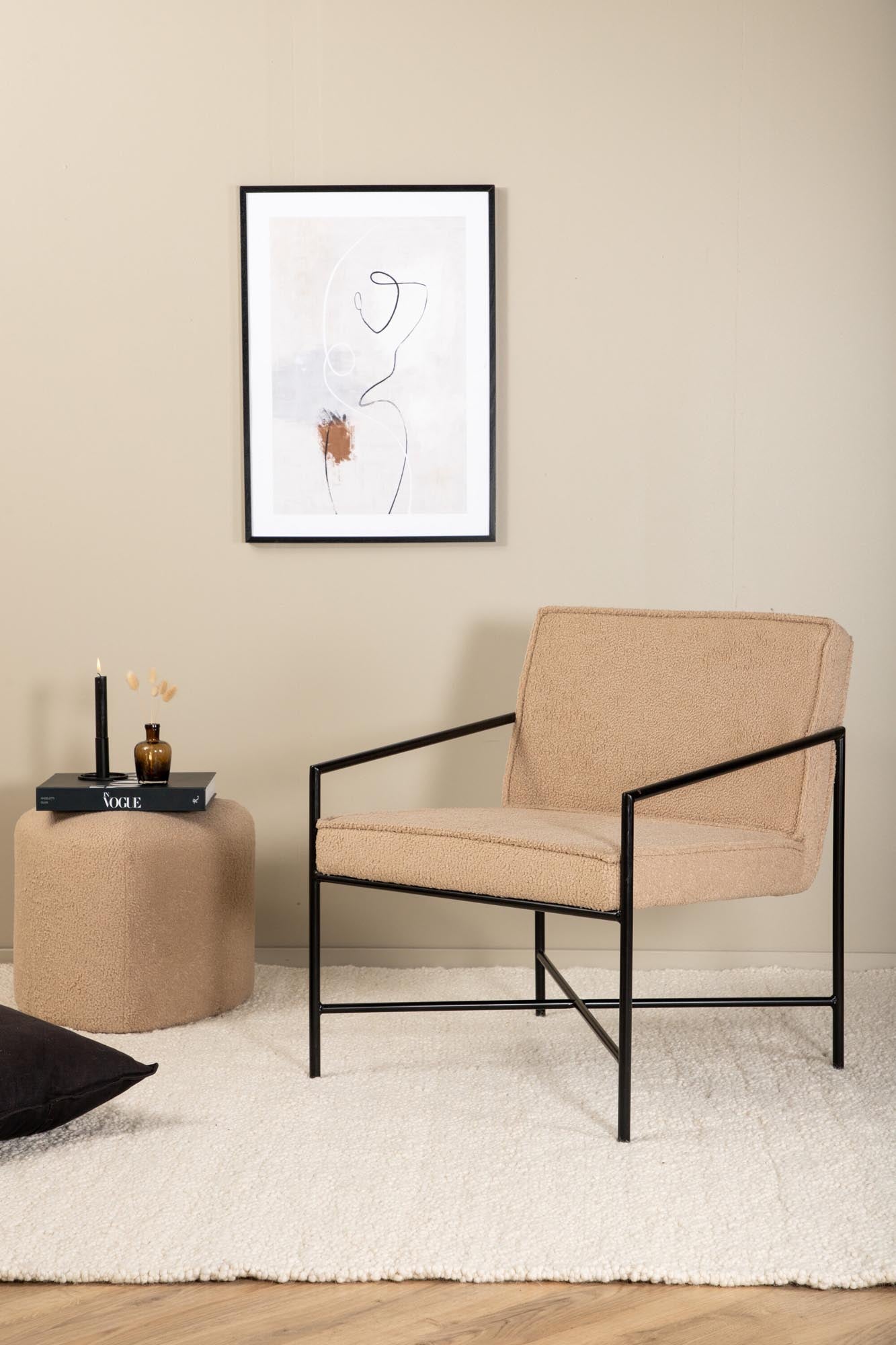 Der Rakel Sessel von Venture Home vereint skandinavischen Minimalismus mit kuscheligem Teddy-Stoff und modernem Metallgestell. Ein stilvoller Hingucker für Ihr Zuhause.