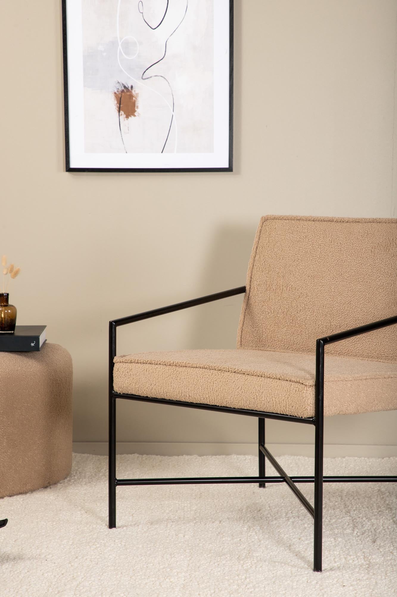 Der Rakel Sessel von Venture Home kombiniert eleganten skandinavischen Stil mit weichem Teddy-Stoff und robustem Metall. Ideal für Komfort und Design.