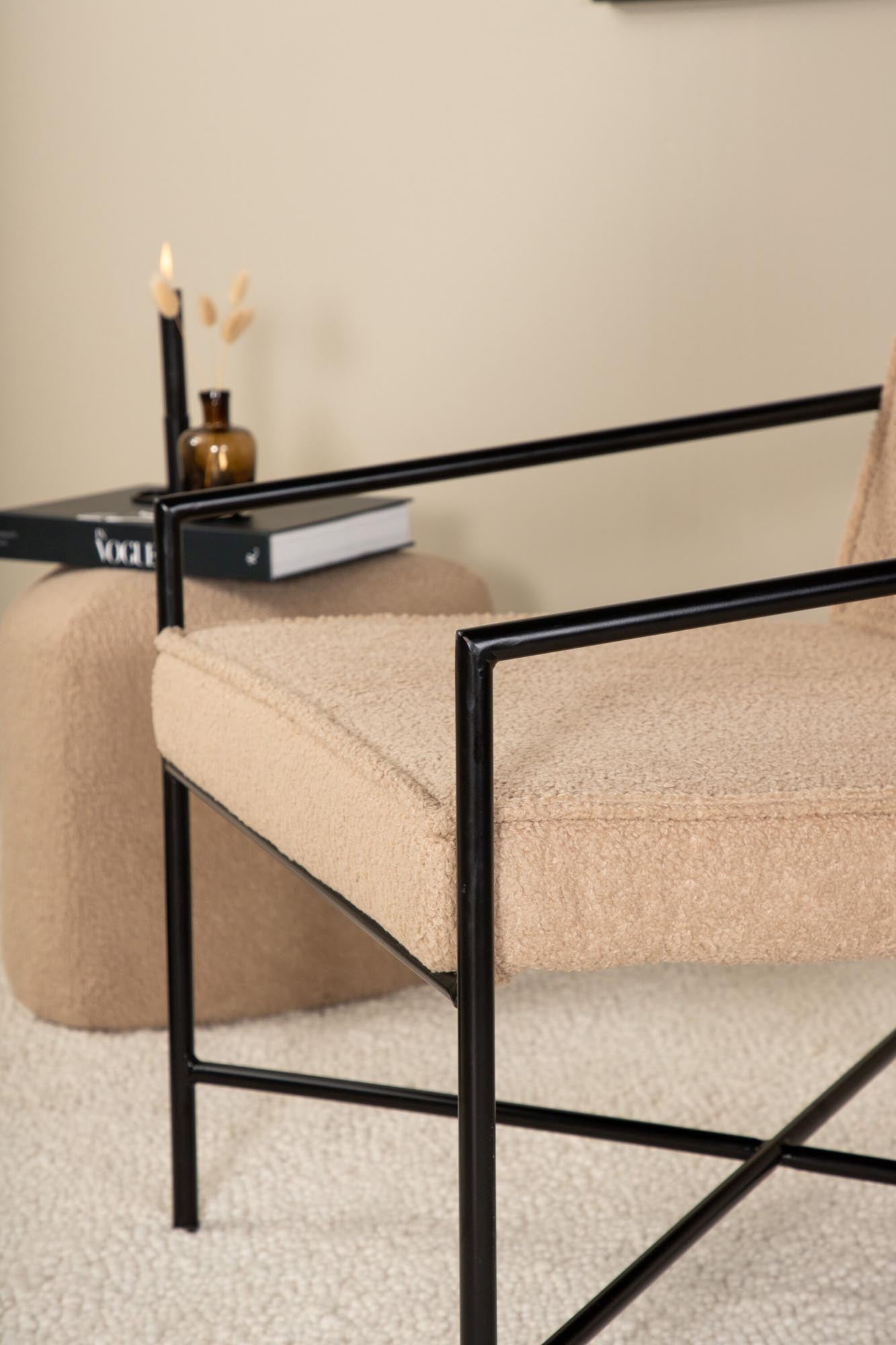 Moderner Rakel Sessel von Venture Home: Skandinavisches Design, kuscheliger Teddy-Stoff und optimale Kissenstärke für höchsten Komfort.