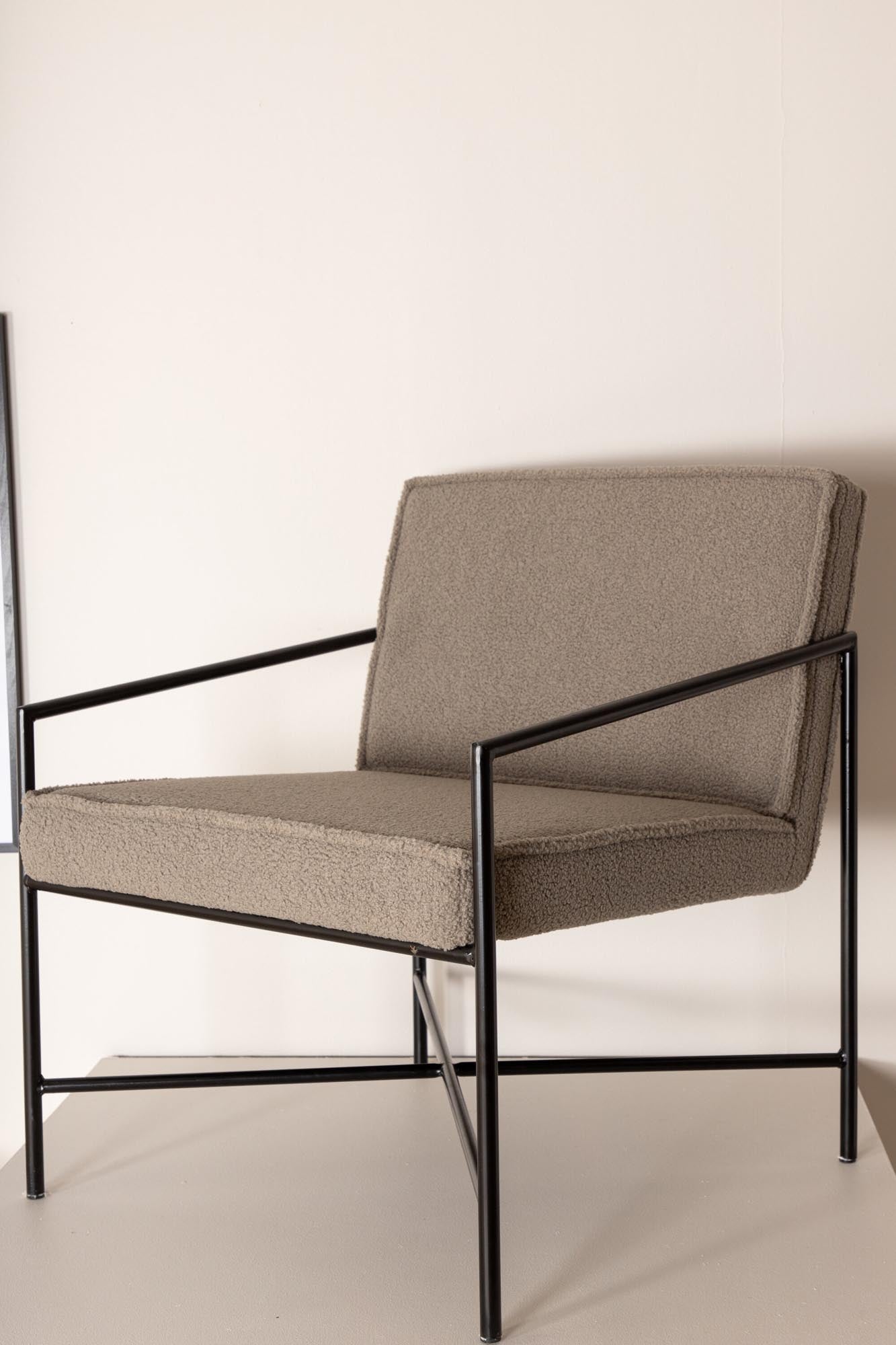 Rakel Sessel von Venture Home: Skandinavischer Minimalismus in warmem Teddy-Stoff für stilvolle Entspannung und langlebigen Komfort.