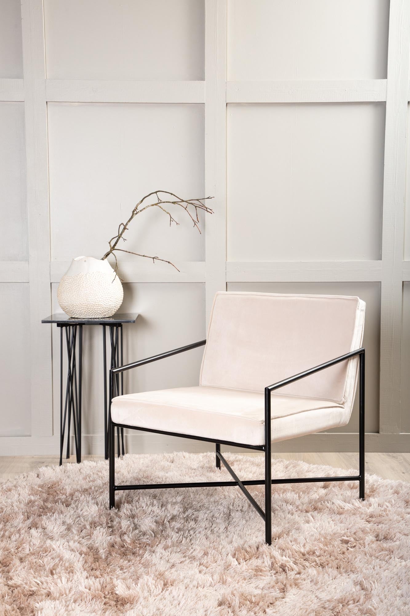 Rakel Sessel von Venture Home: Skandinavischer Minimalismus in warmem Teddy-Stoff für stilvolle Entspannung und langlebigen Komfort.