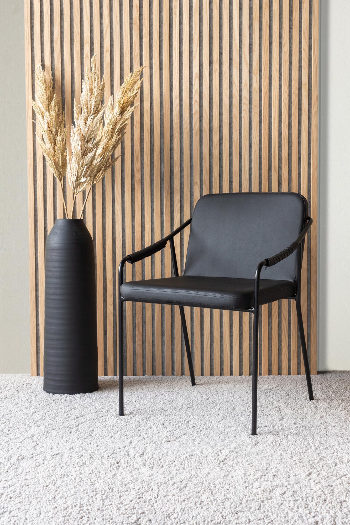 Erleben Sie den Twist Stuhl von Venture Home: modernes Design, langlebige Materialien und einladender Komfort für Ihr Esszimmer oder Büro.