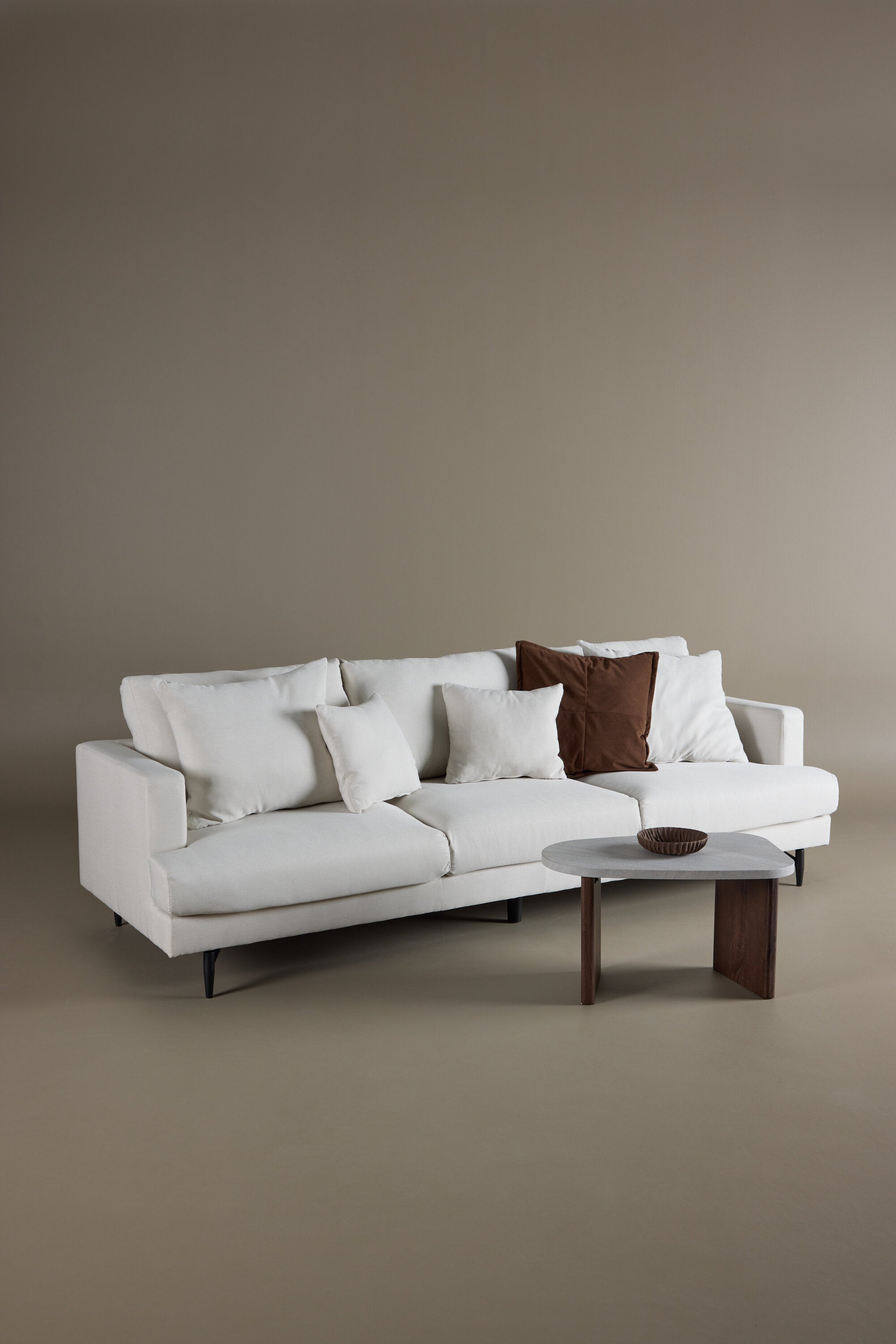 Sofia 3-Seat Sofa in Beige/Schwarz präsentiert im Onlineshop von KAQTU Design AG. 3er Sofa ist von Venture Home