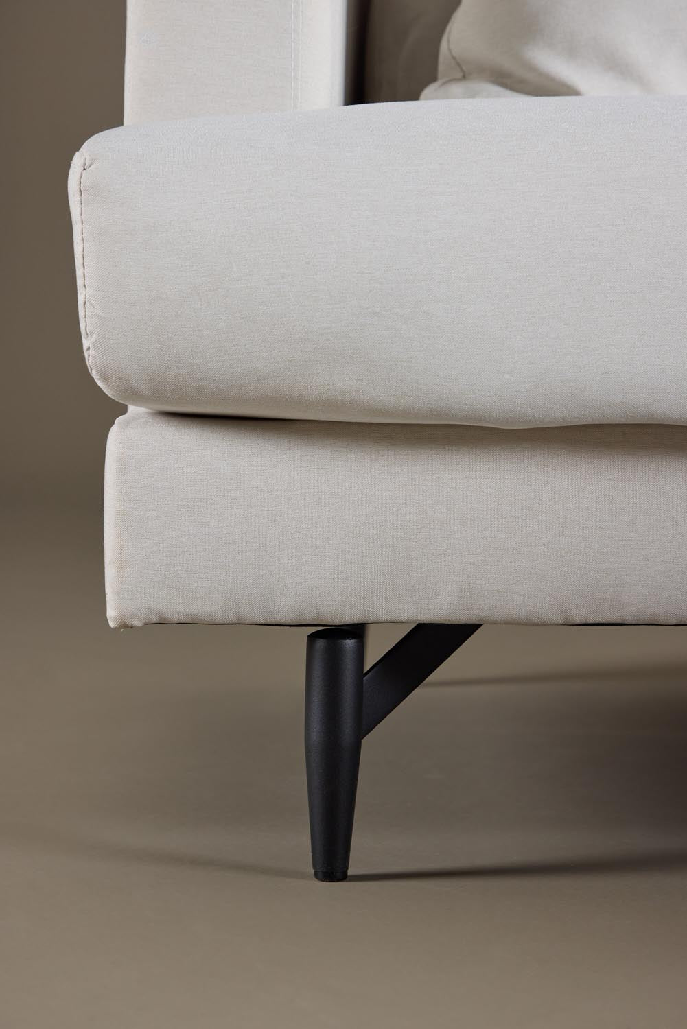 Sofia 3-Seat Sofa in Beige/Schwarz präsentiert im Onlineshop von KAQTU Design AG. 3er Sofa ist von Venture Home
