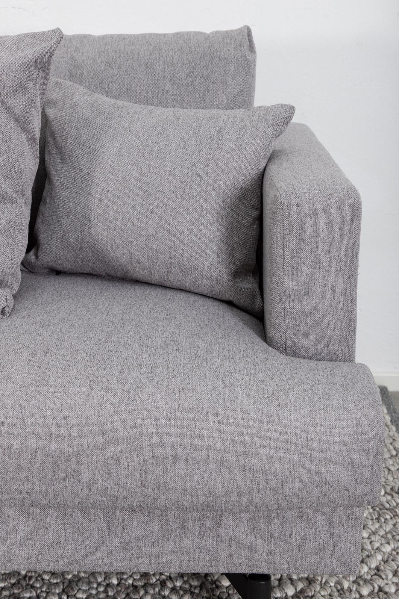 Sofia Sofa in Grau präsentiert im Onlineshop von KAQTU Design AG. 3er Sofa ist von Venture Home