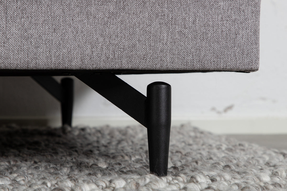 Sofia Sofa in Grau präsentiert im Onlineshop von KAQTU Design AG. 3er Sofa ist von Venture Home