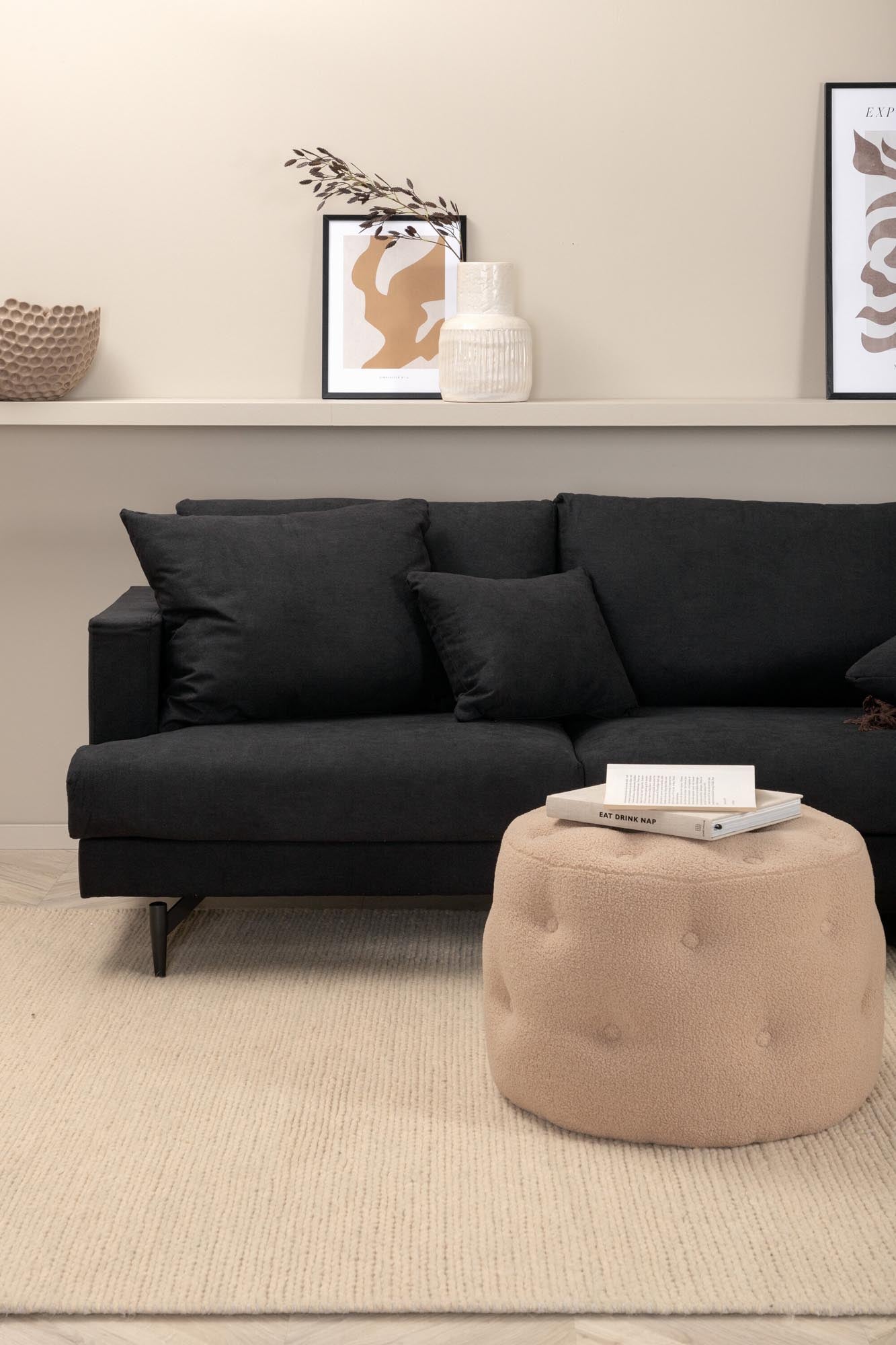 Sofia Sofa in Schwarz präsentiert im Onlineshop von KAQTU Design AG. 3er Sofa ist von Venture Home