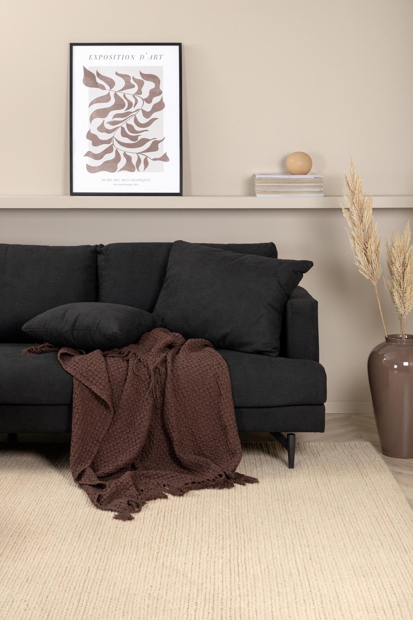 Sofia Sofa in Schwarz präsentiert im Onlineshop von KAQTU Design AG. 3er Sofa ist von Venture Home