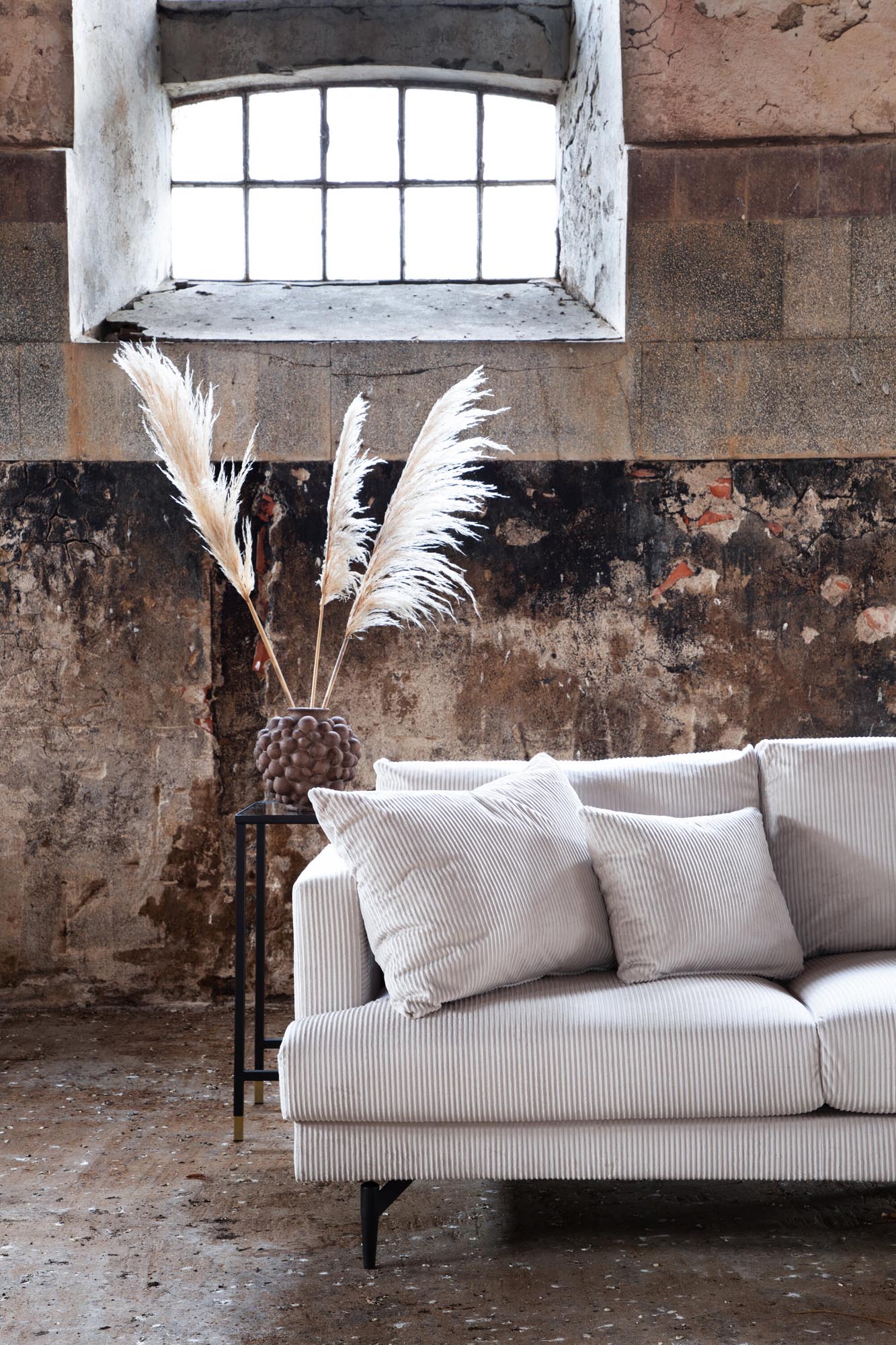 Sofia Sofa in Beige präsentiert im Onlineshop von KAQTU Design AG. 3er Sofa ist von Venture Home