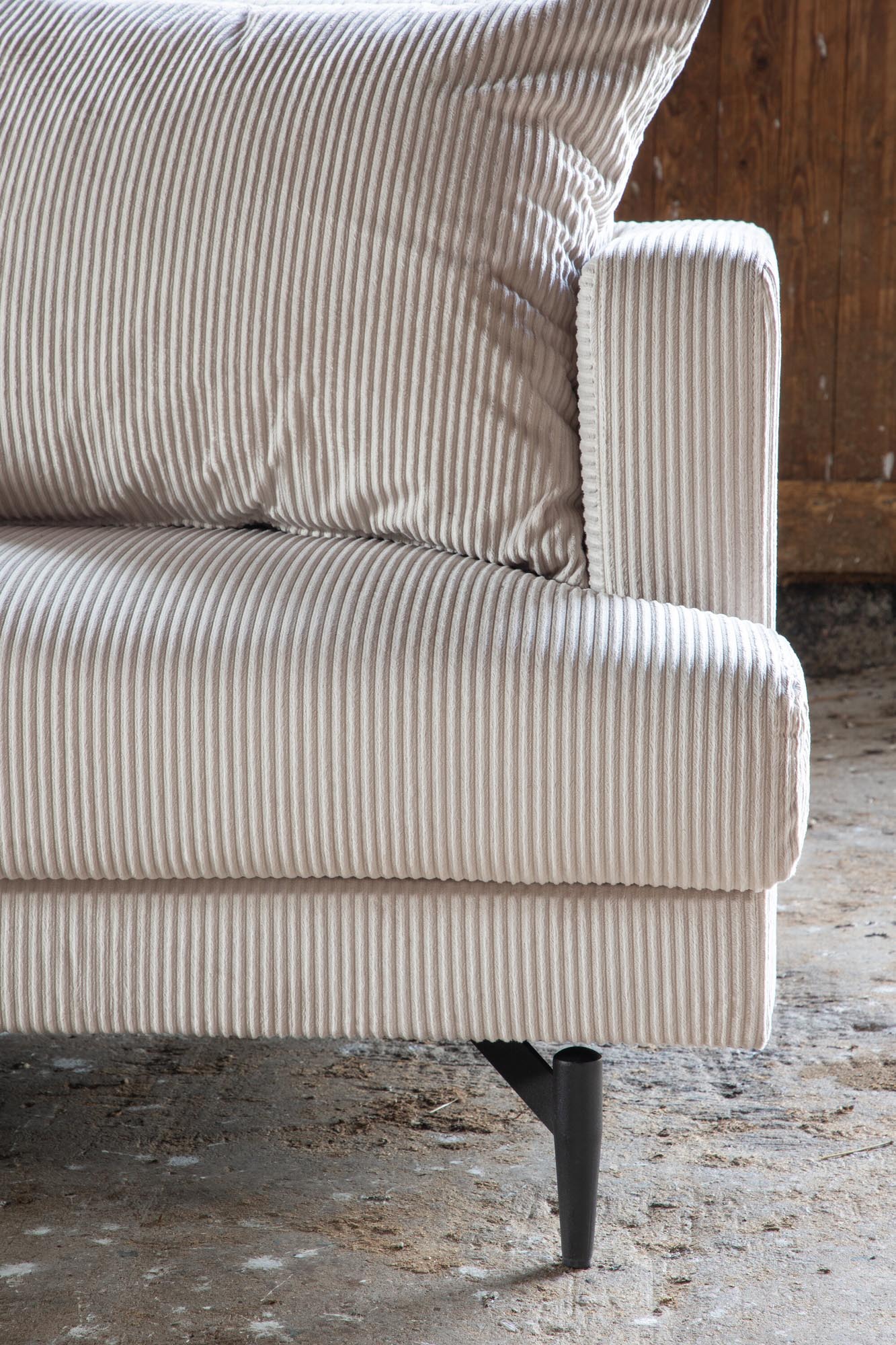 Sofia Sofa in Beige präsentiert im Onlineshop von KAQTU Design AG. 3er Sofa ist von Venture Home