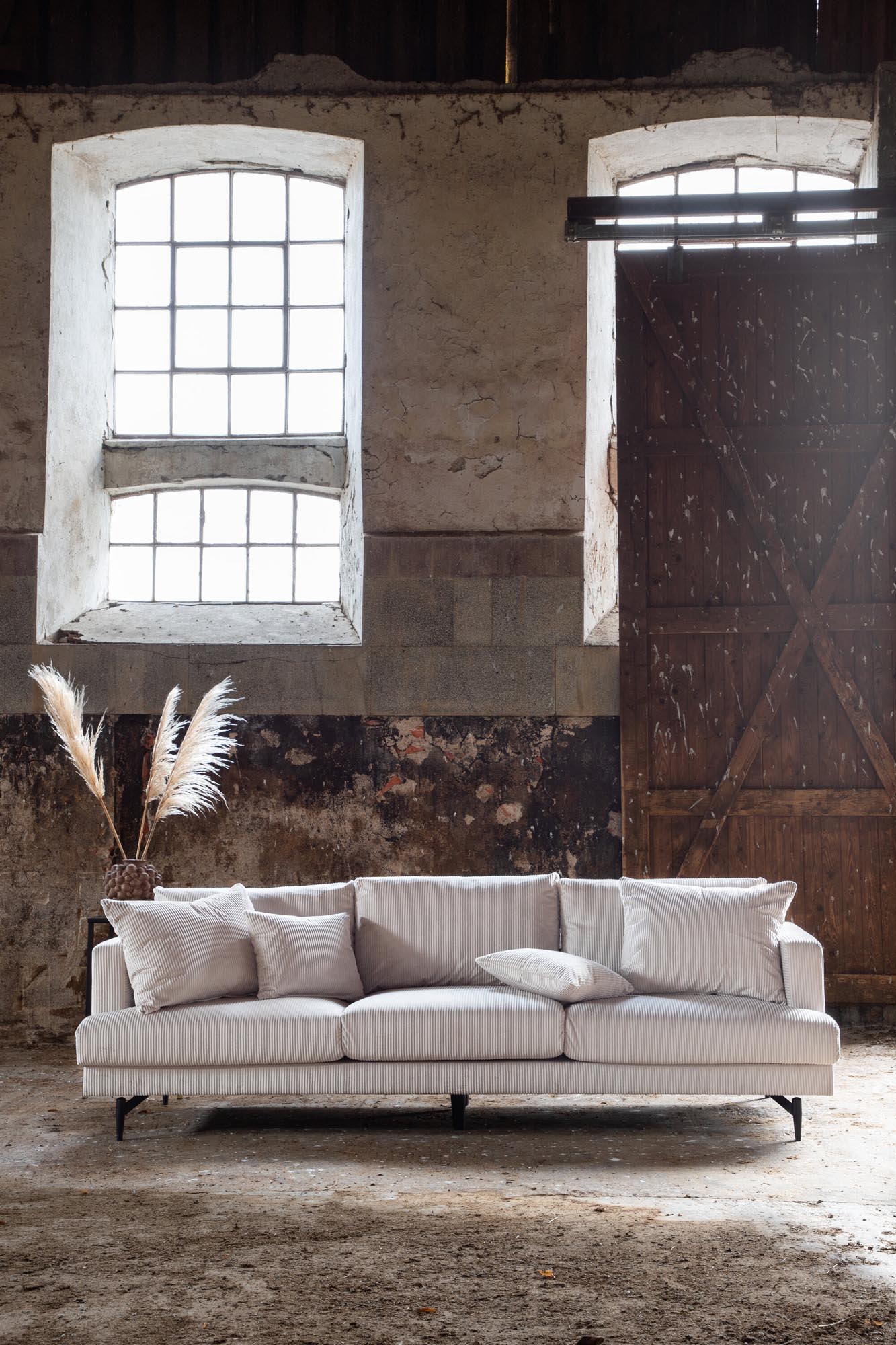 Sofia Sofa in Beige präsentiert im Onlineshop von KAQTU Design AG. 3er Sofa ist von Venture Home