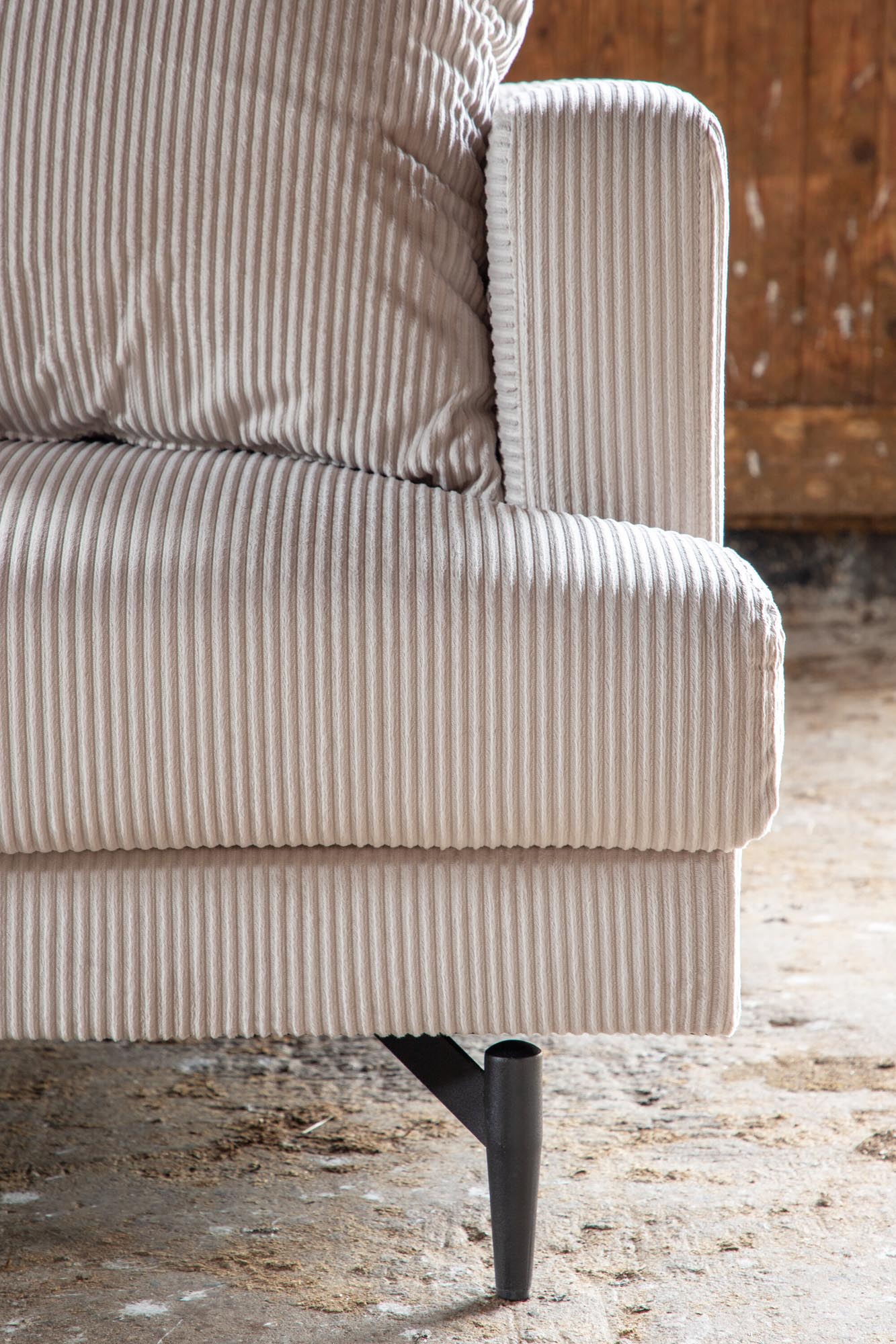 Sofia Sofa in Beige präsentiert im Onlineshop von KAQTU Design AG. 3er Sofa ist von Venture Home
