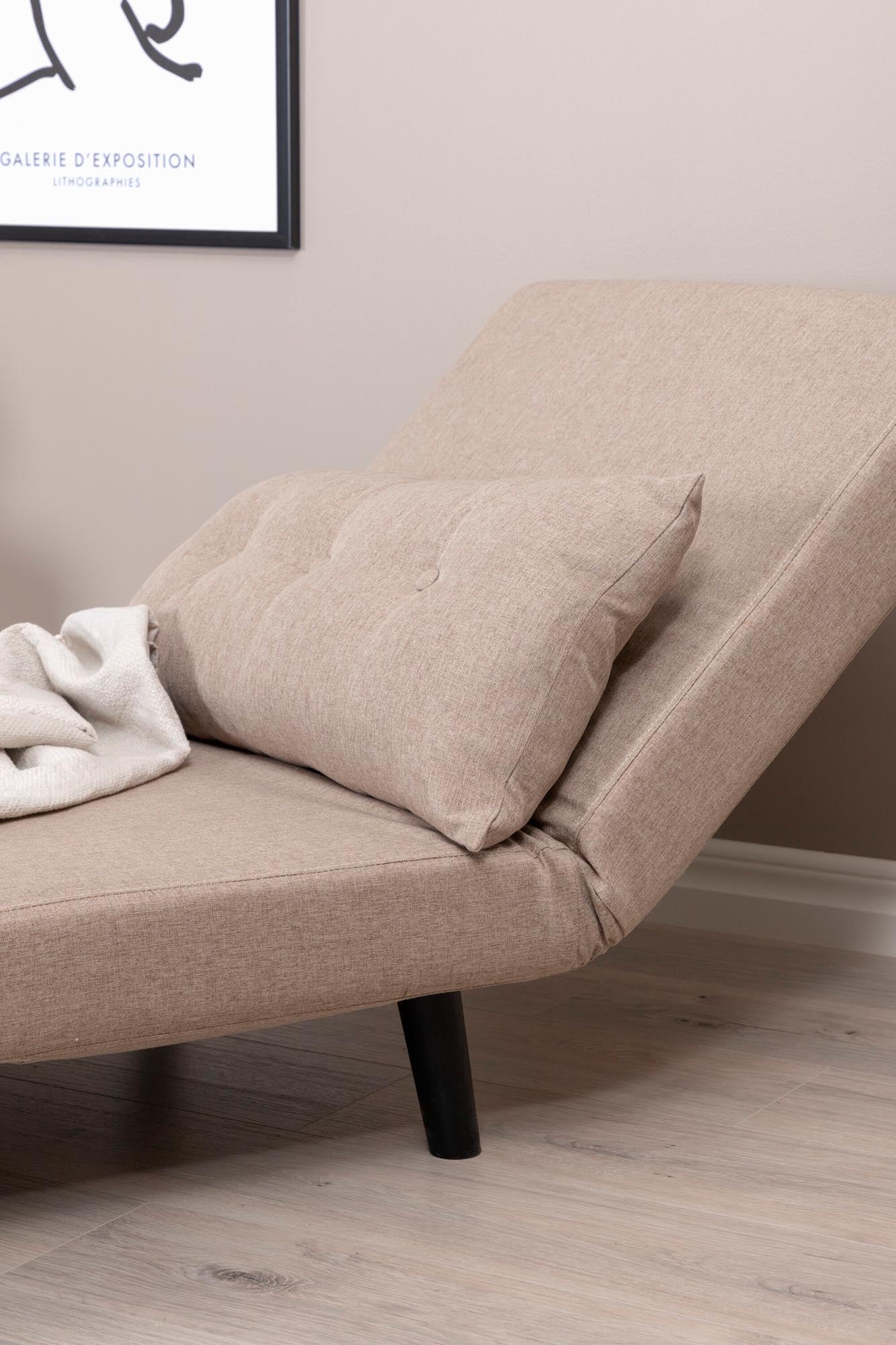 Entdecken Sie das Vicky Bettsofa von Venture Home: Elegantes Design, praktische Umwandlung und edler Samtbezug für jeden Wohnraum.