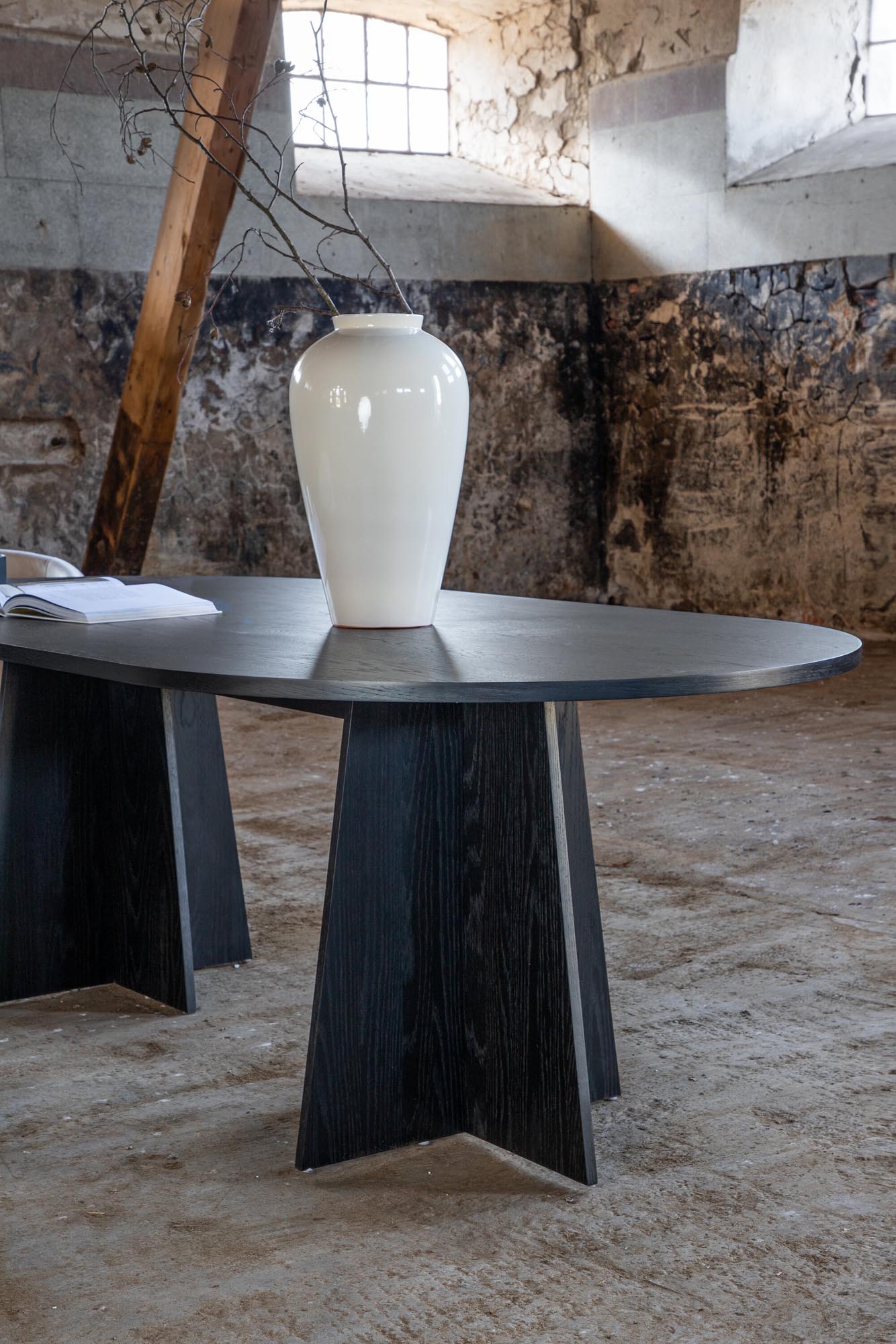 Bootcut Esstisch oval in Schwarz präsentiert im Onlineshop von KAQTU Design AG. Esstisch ist von Venture Home