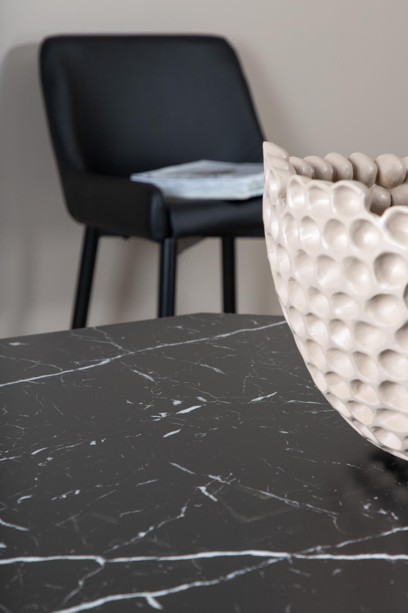 Entdecken Sie den Marbs Tisch von Venture Home: Elegantes Marmormuster, hochwertige Materialien und Platz für gesellige Abende.