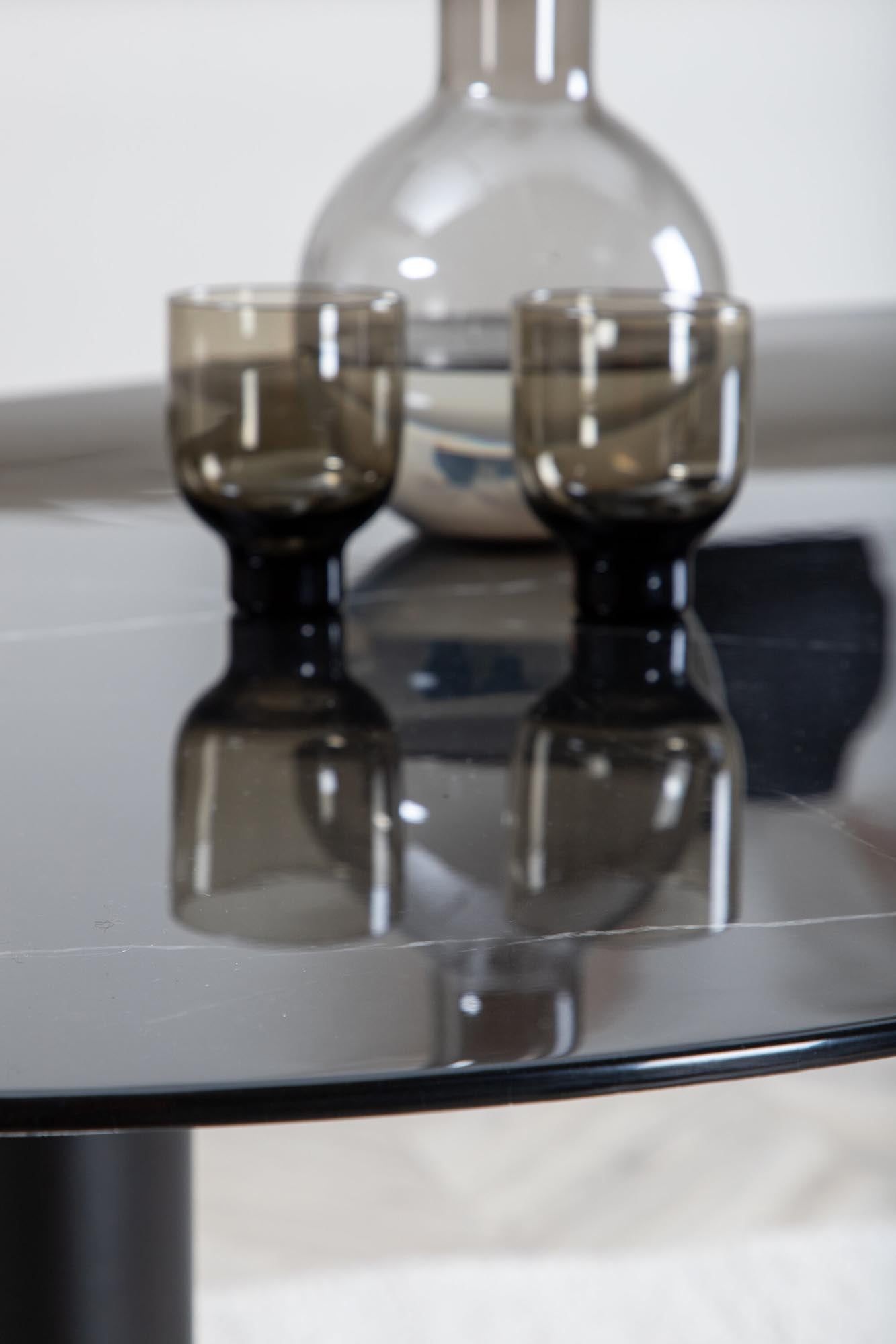 Pillan Tisch: Zeitloses Design für Ihr stilvolles Esszimmer.