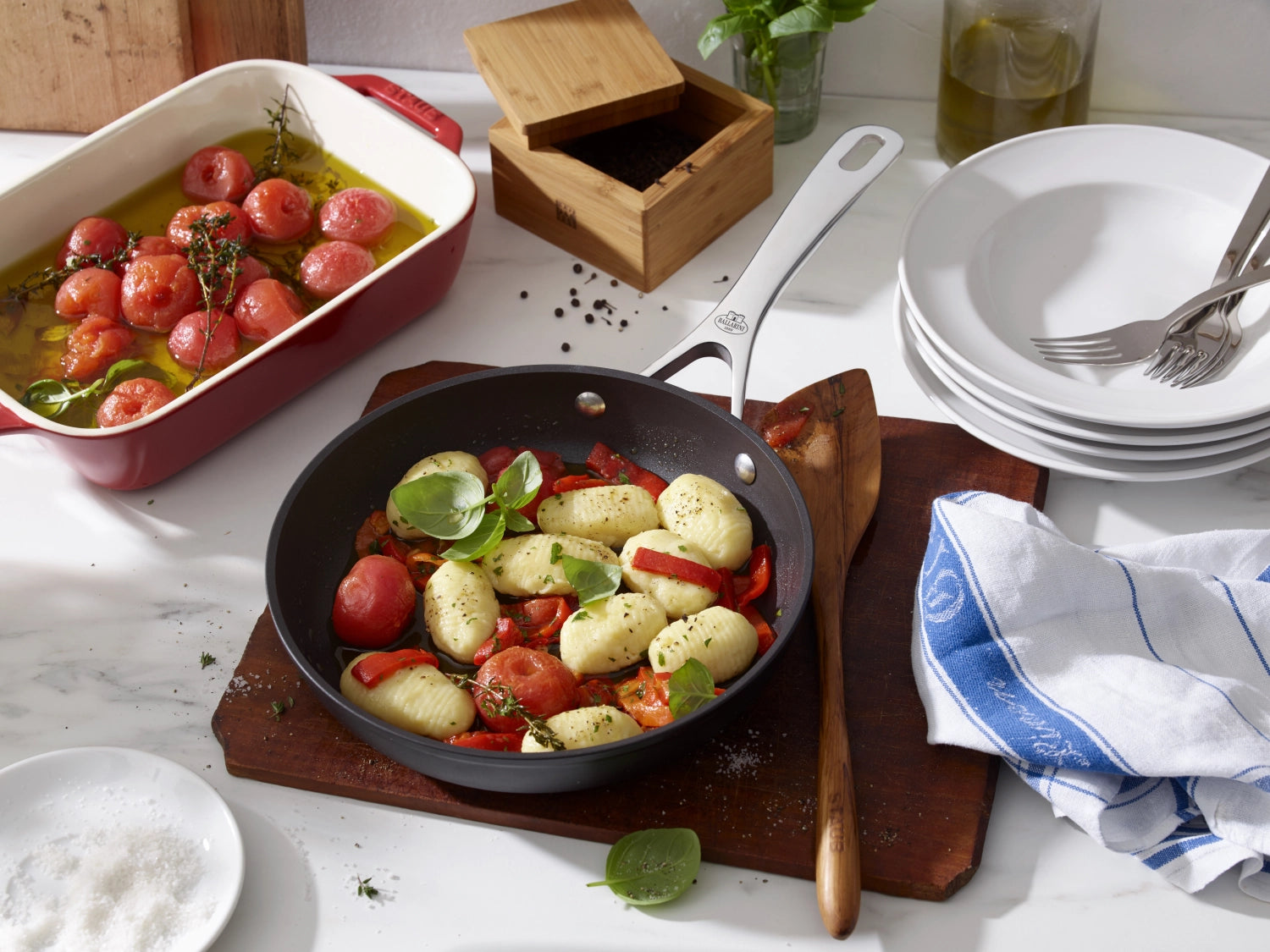 Erleben Sie die Alba Bratpfanne D28cm von Ballarini: Ideal für fettfreies Kochen, mit robuster Ti-X Beschichtung und perfekter Wärmeverteilung.