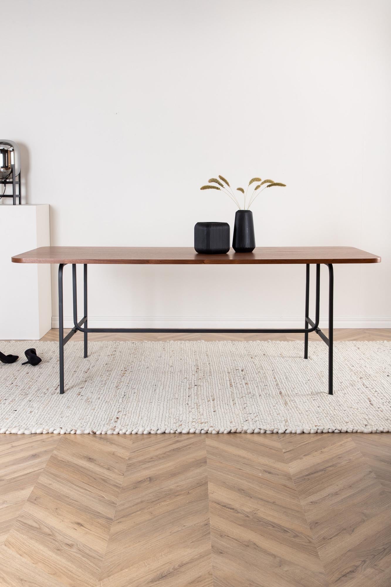 Stylischer Uno Esstisch von Venture Home: Hochwertige MDF-Oberfläche, robustes Metallgestell, ideal für gesellige Abende mit bis zu sechs Personen.