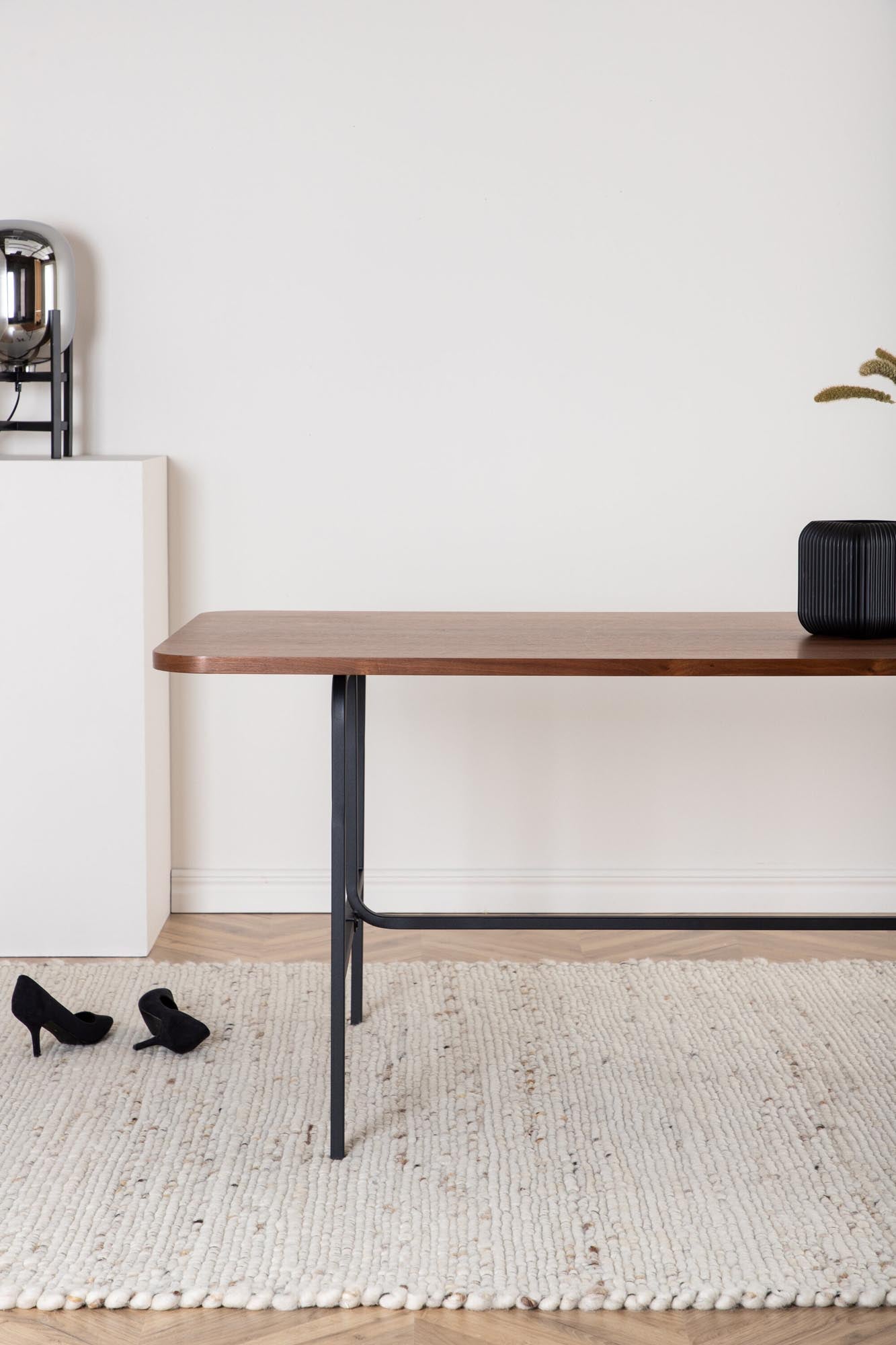 Eleganter Uno Esstisch von Venture Home: Hochwertige MDF-Oberfläche, modernes Design und Platz für gesellige Abende mit Freunden und Familie.