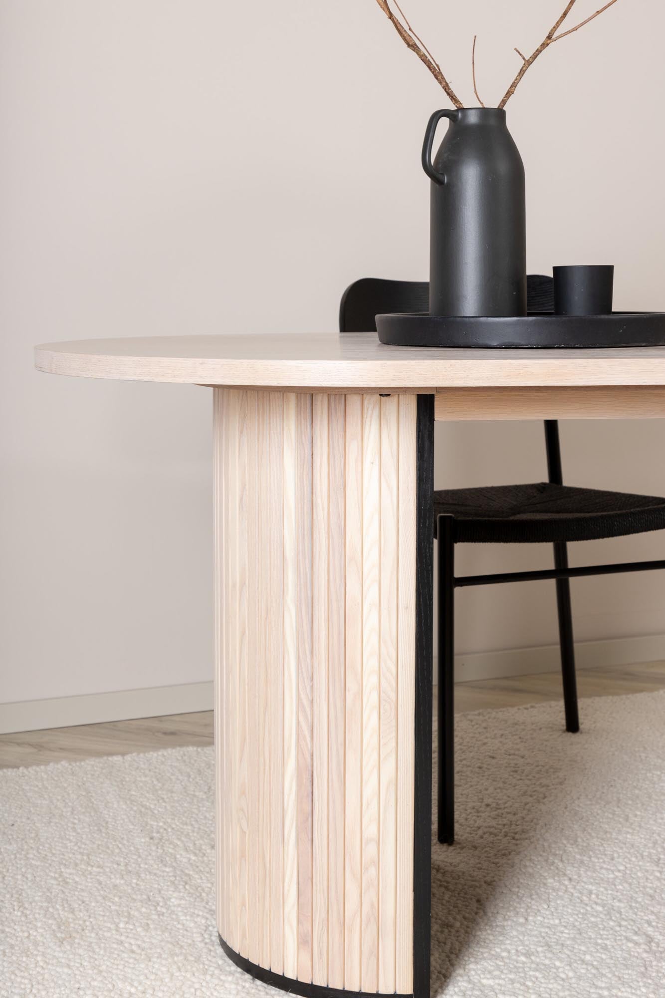 Moderner Bianca Tisch von Venture Home in zeitlosem Schwarz.