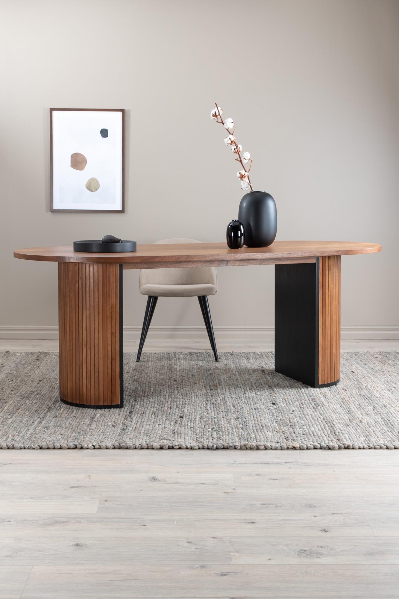Bianca Tisch in Nussbaum präsentiert im Onlineshop von KAQTU Design AG. Esstisch ist von Venture Home