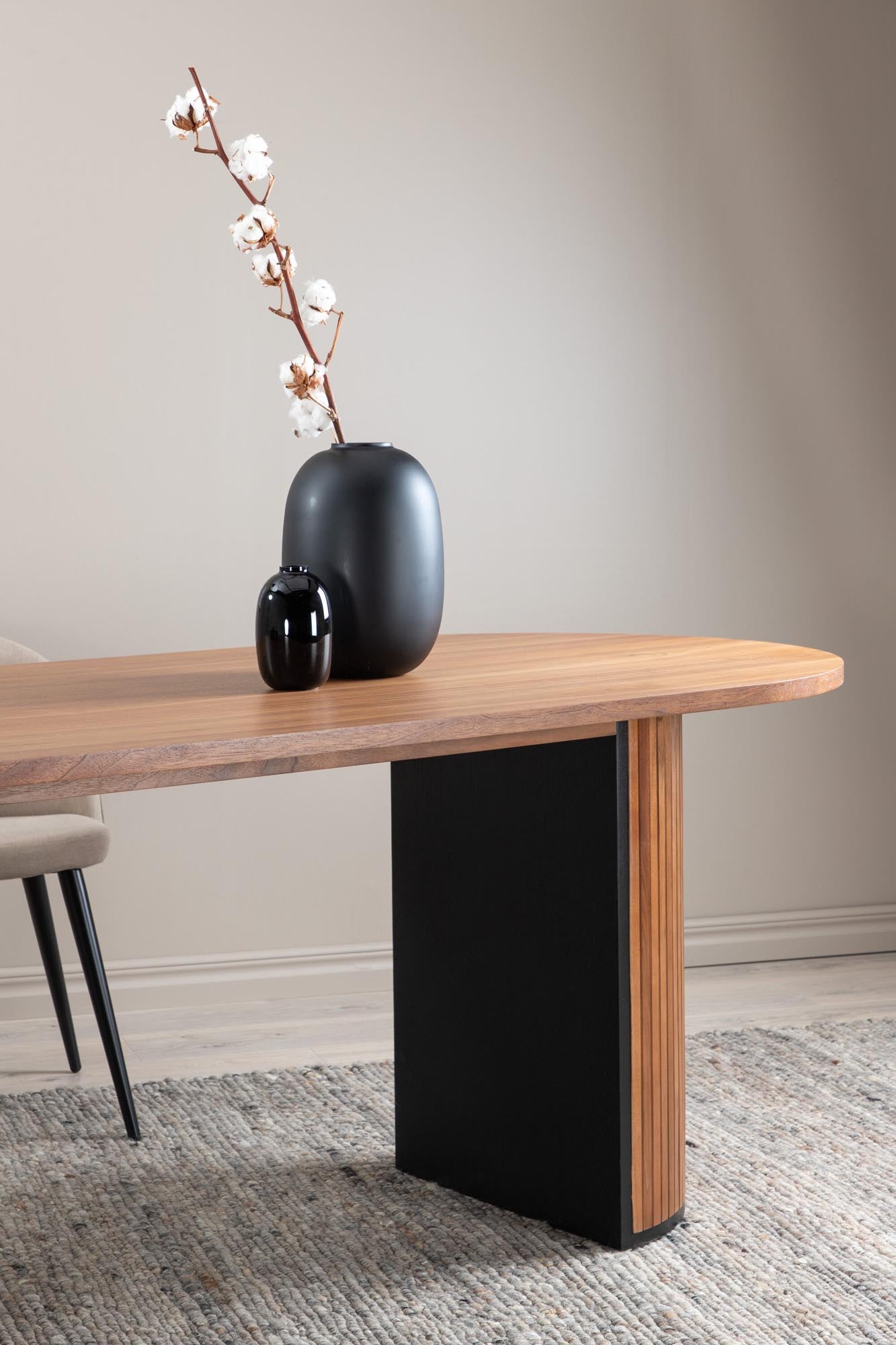 Bianca Tisch in Nussbaum präsentiert im Onlineshop von KAQTU Design AG. Esstisch ist von Venture Home