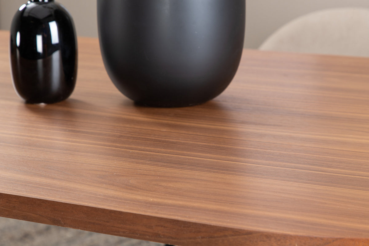 Bianca Tisch in Nussbaum präsentiert im Onlineshop von KAQTU Design AG. Esstisch ist von Venture Home