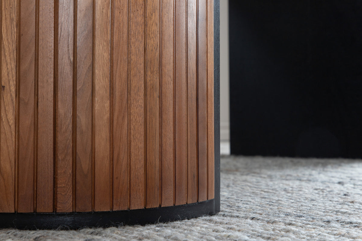 Bianca Tisch in Nussbaum präsentiert im Onlineshop von KAQTU Design AG. Esstisch ist von Venture Home