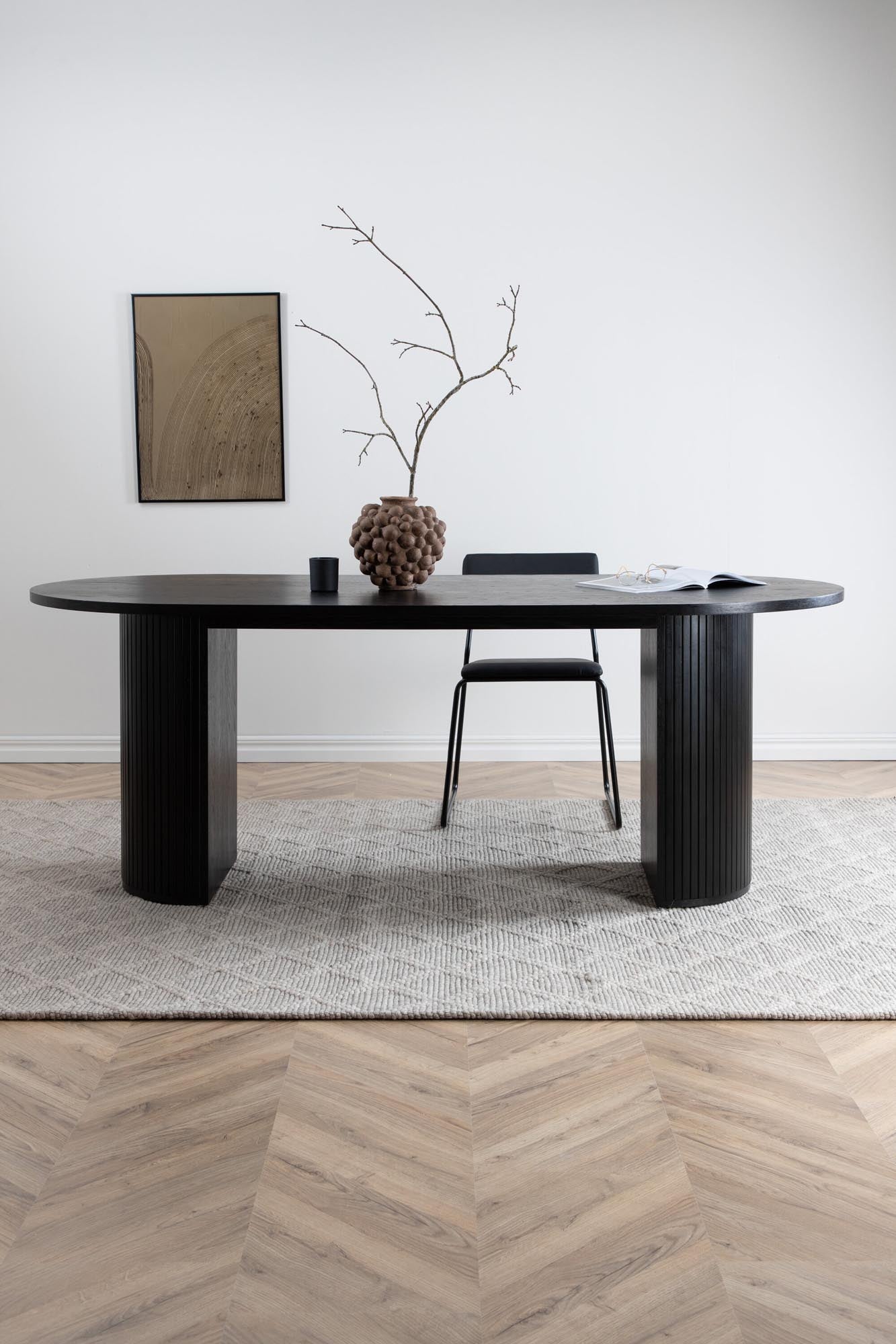 Stilvoller Bianca Tisch von Venture Home: Ovales Design, hochwertige MDF-Oberfläche, perfekt für gesellige Momente und einladende Essbereiche.